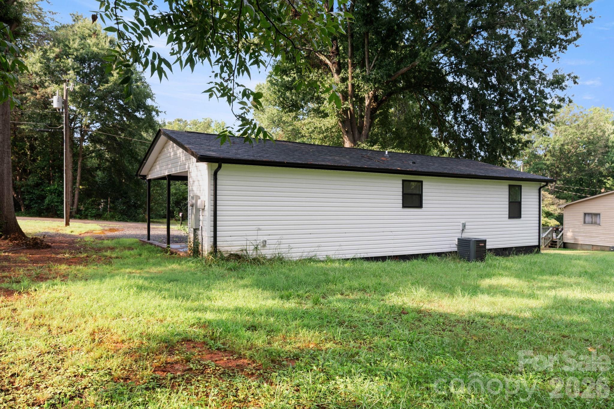 615 E Saunders Avenue — Newton