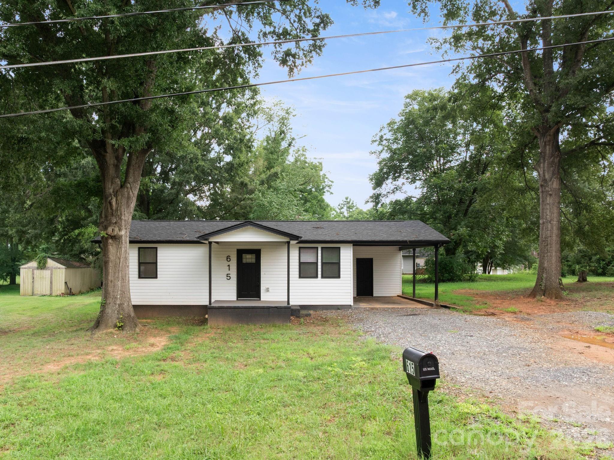 615 E Saunders Avenue — Newton