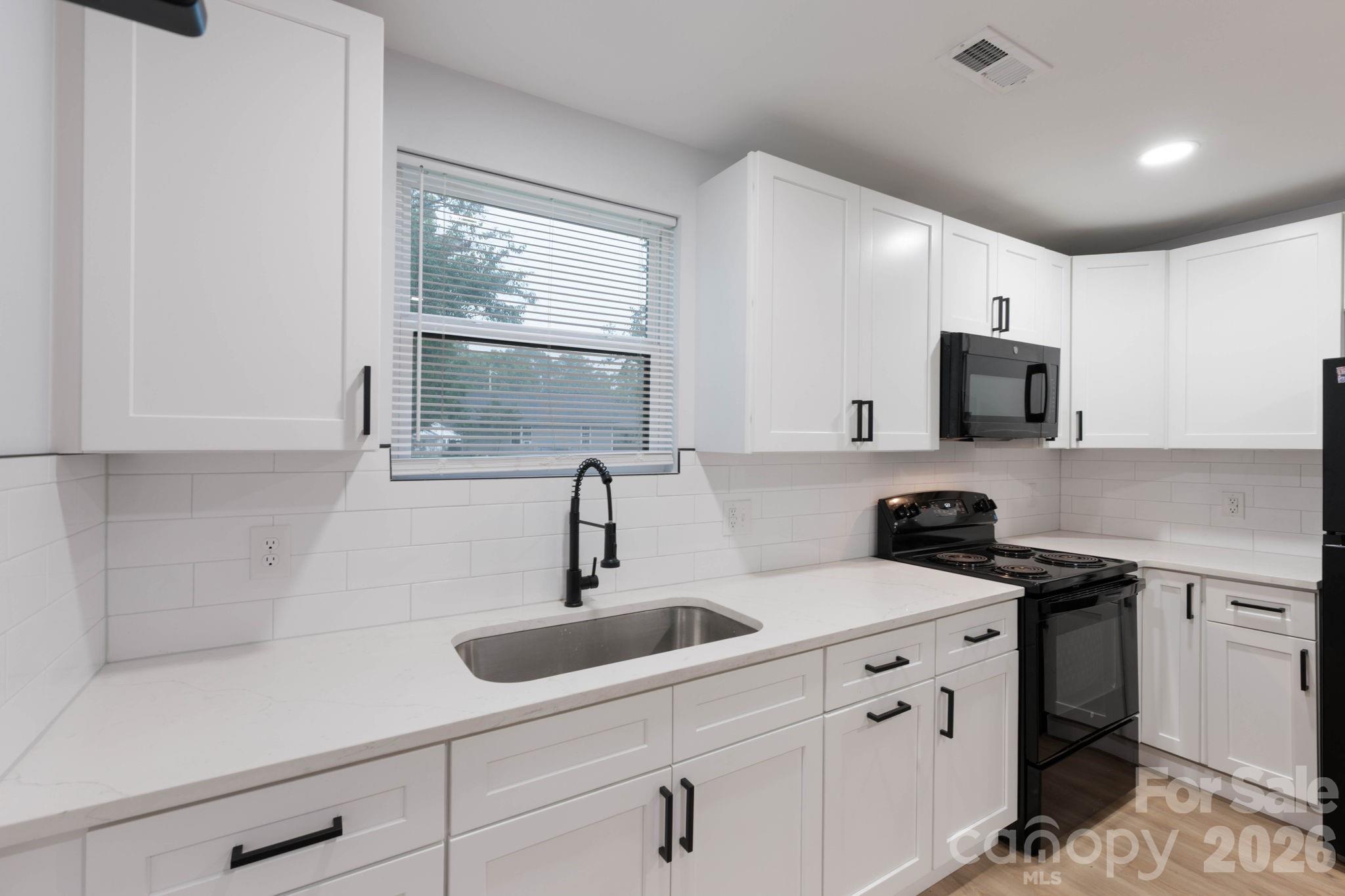 615 E Saunders Avenue — Newton