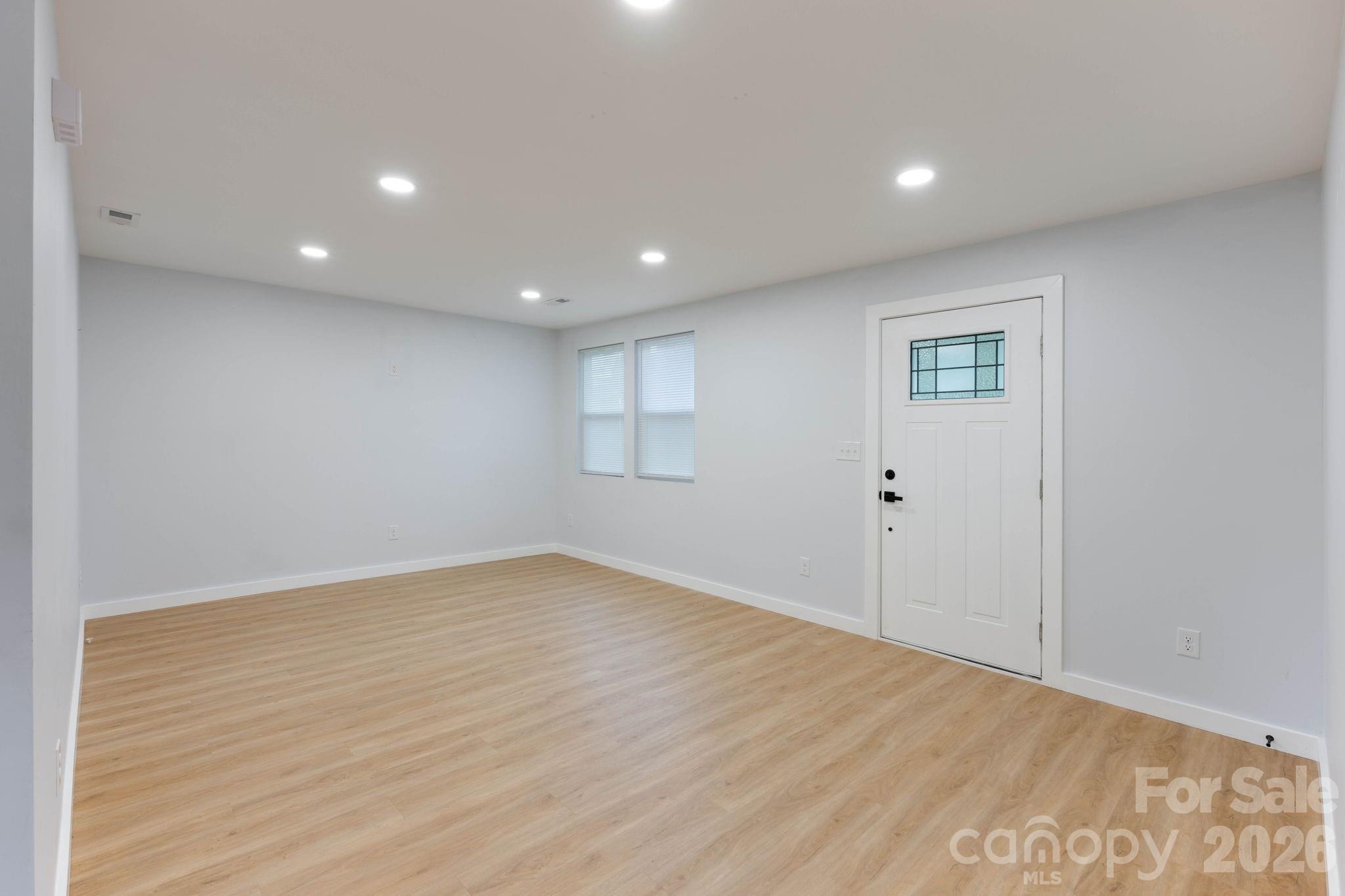 615 E Saunders Avenue — Newton