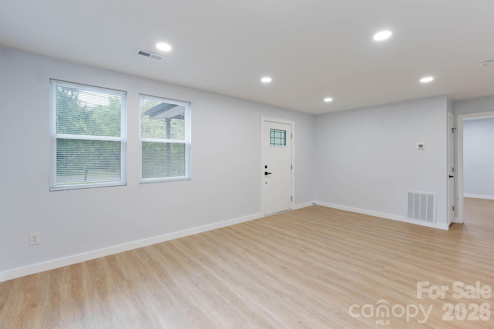 615 E Saunders Avenue — Newton