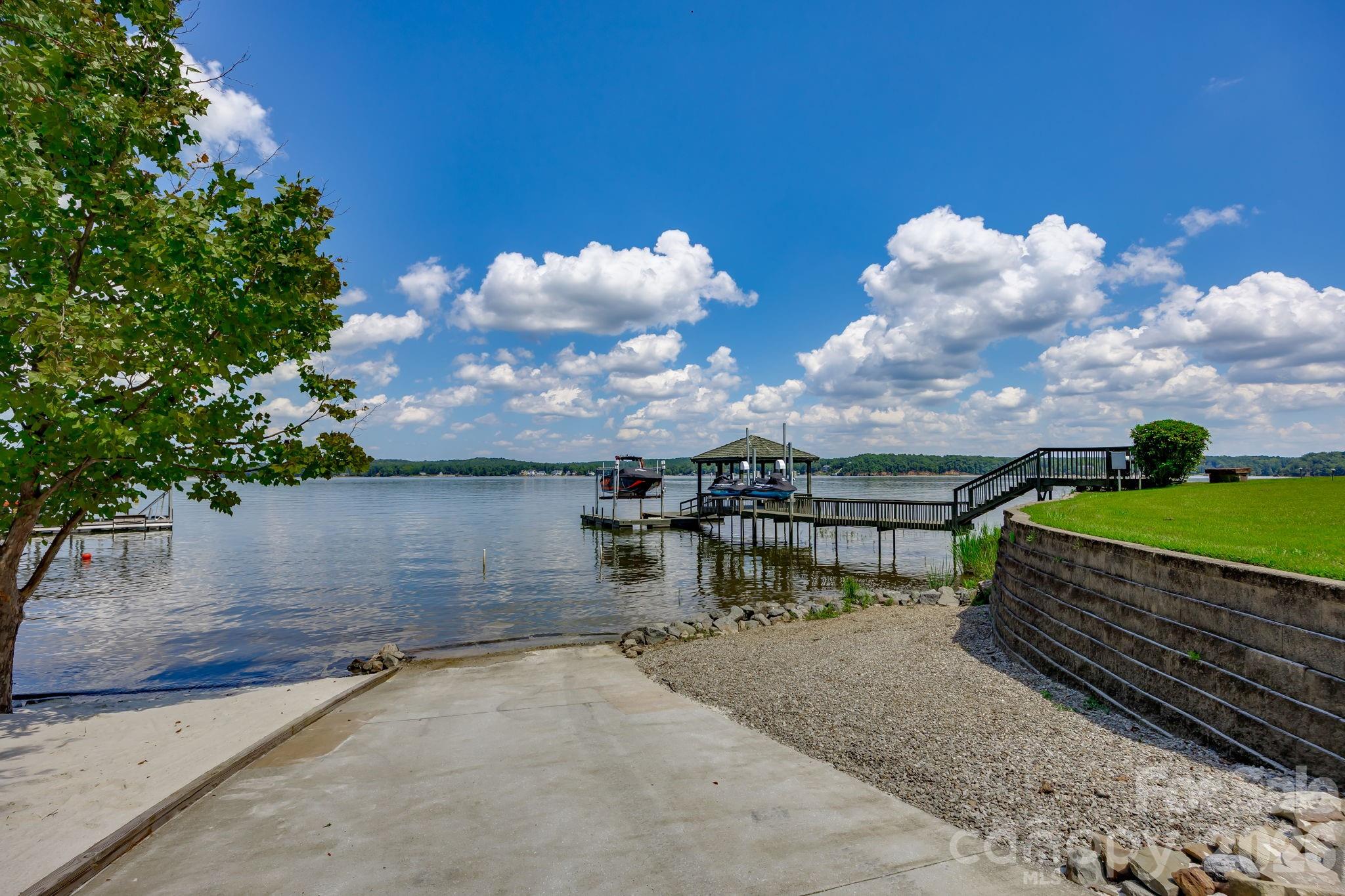 197 Smooth Rock Point — Ridgeway