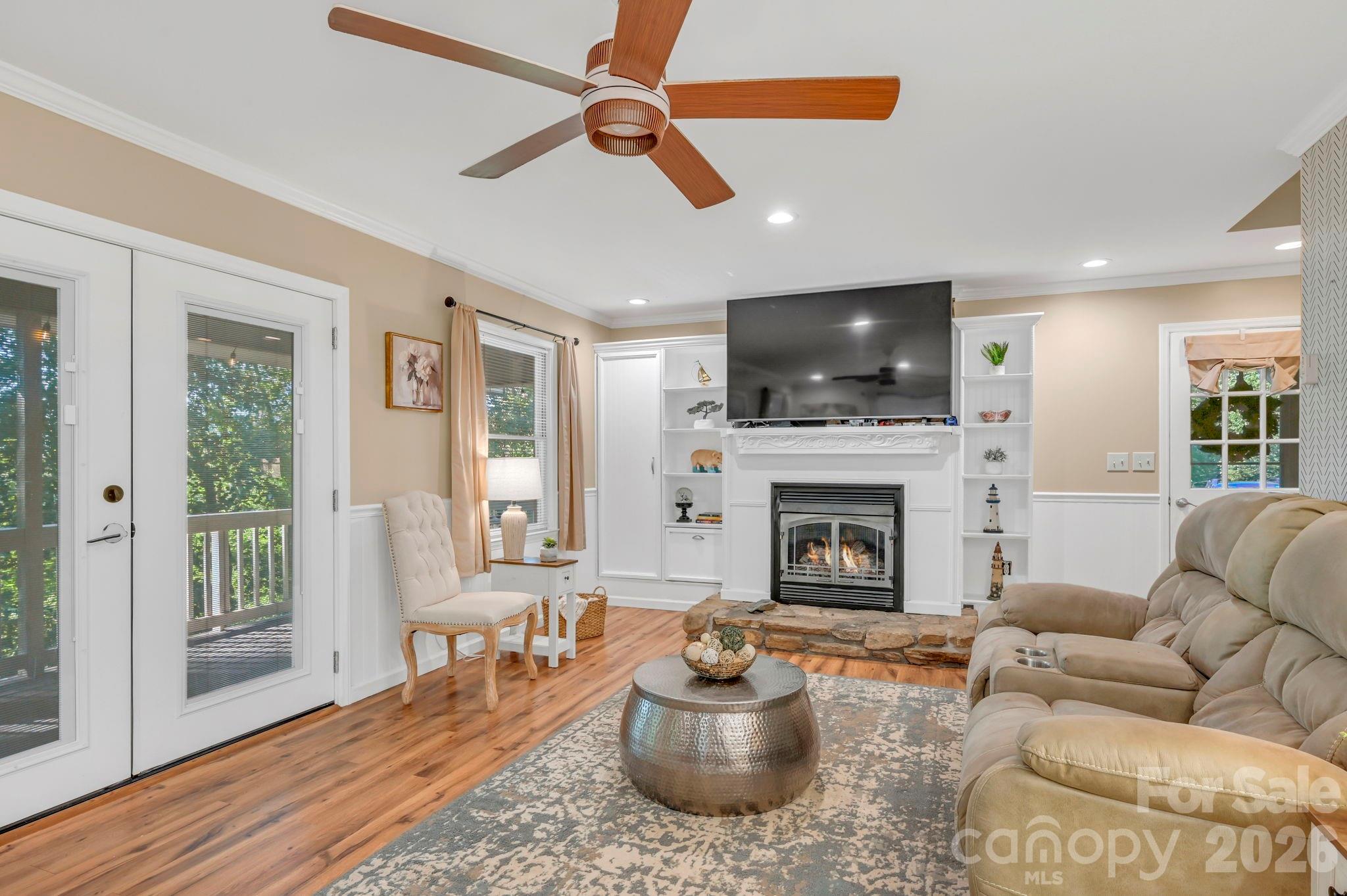 426 Meadowood Lane — Burnsville