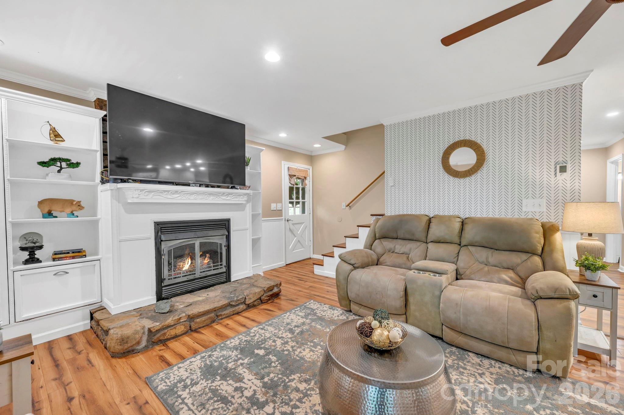 426 Meadowood Lane — Burnsville