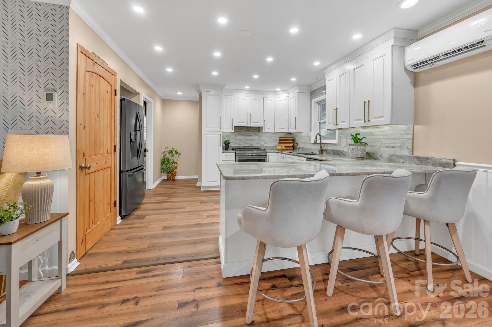 426 Meadowood Lane — Burnsville