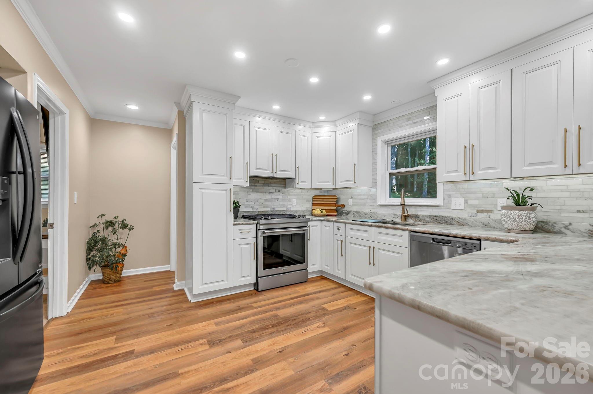 426 Meadowood Lane — Burnsville