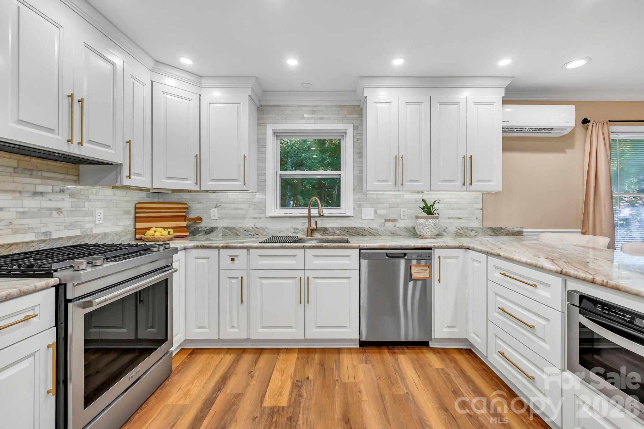 426 Meadowood Lane — Burnsville