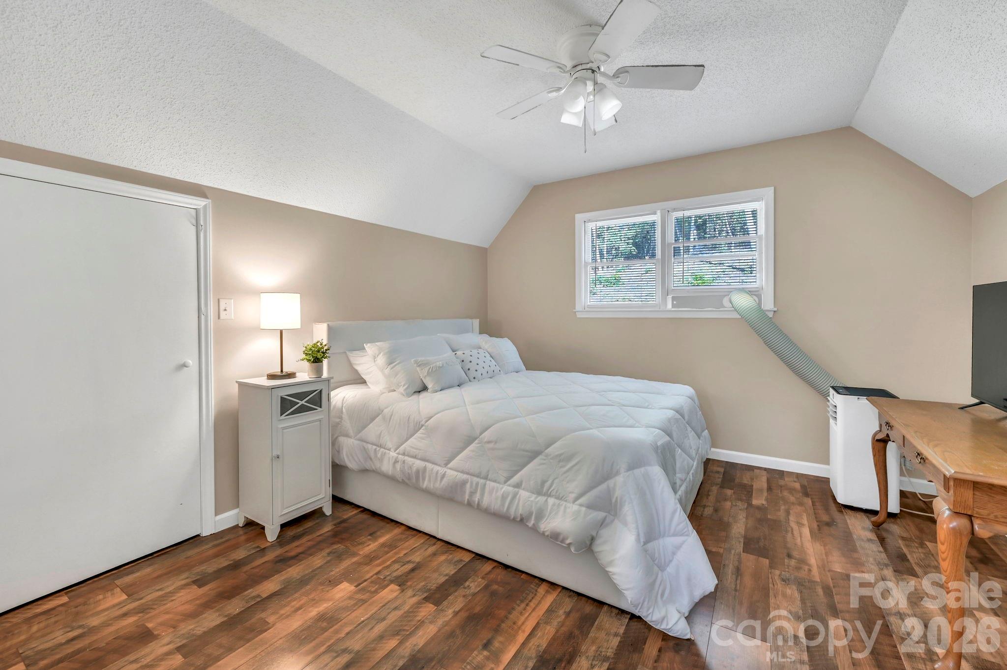 426 Meadowood Lane — Burnsville