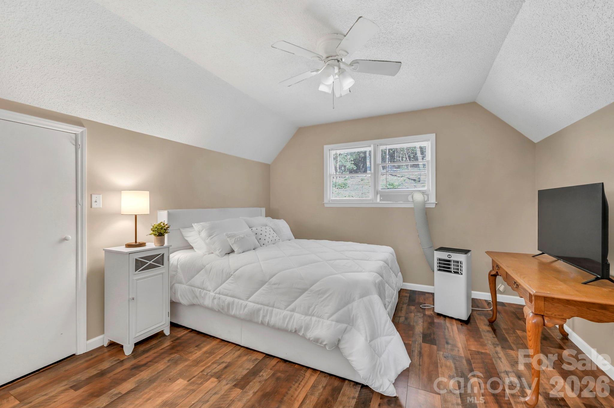 426 Meadowood Lane — Burnsville
