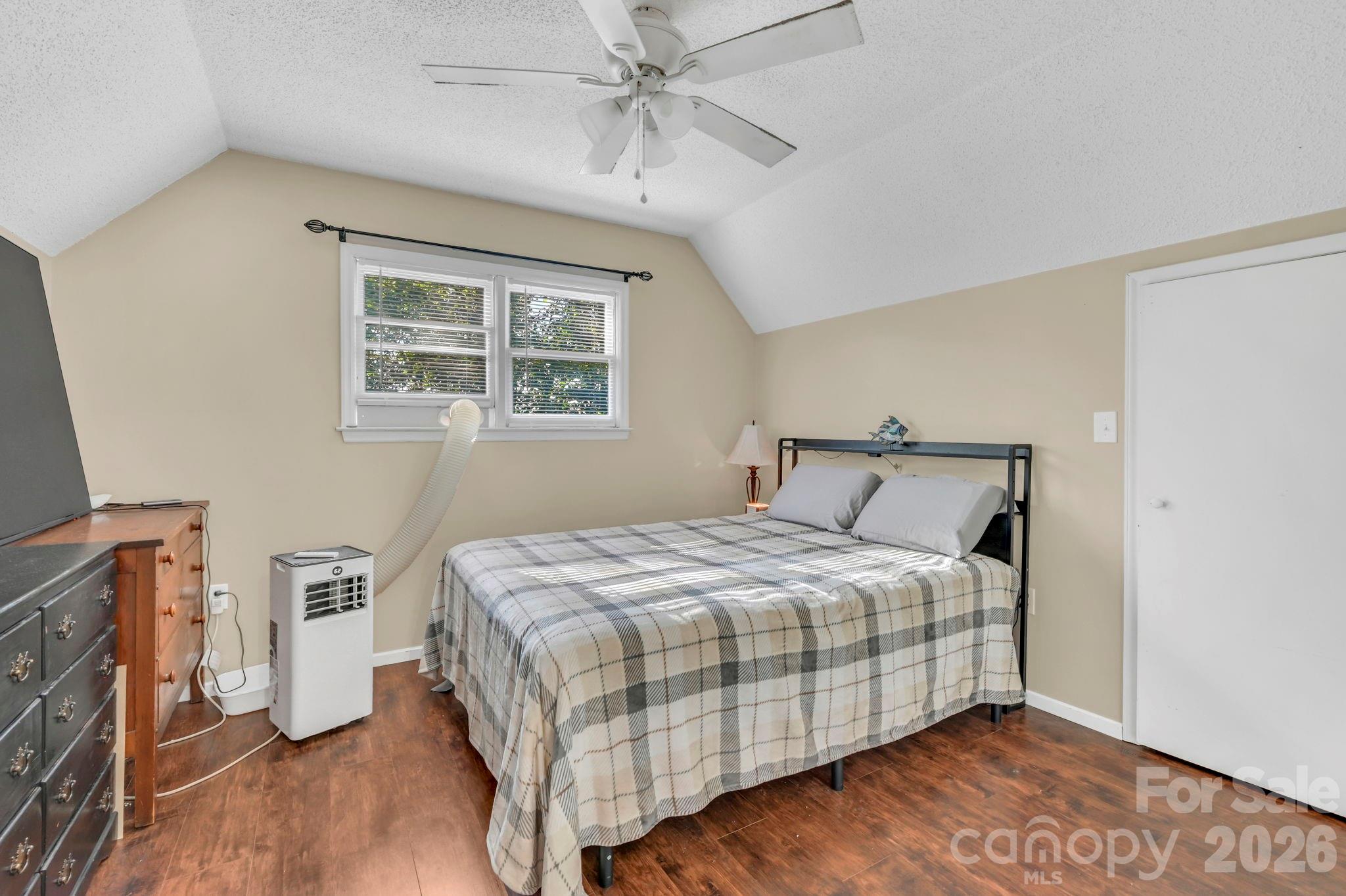 426 Meadowood Lane — Burnsville