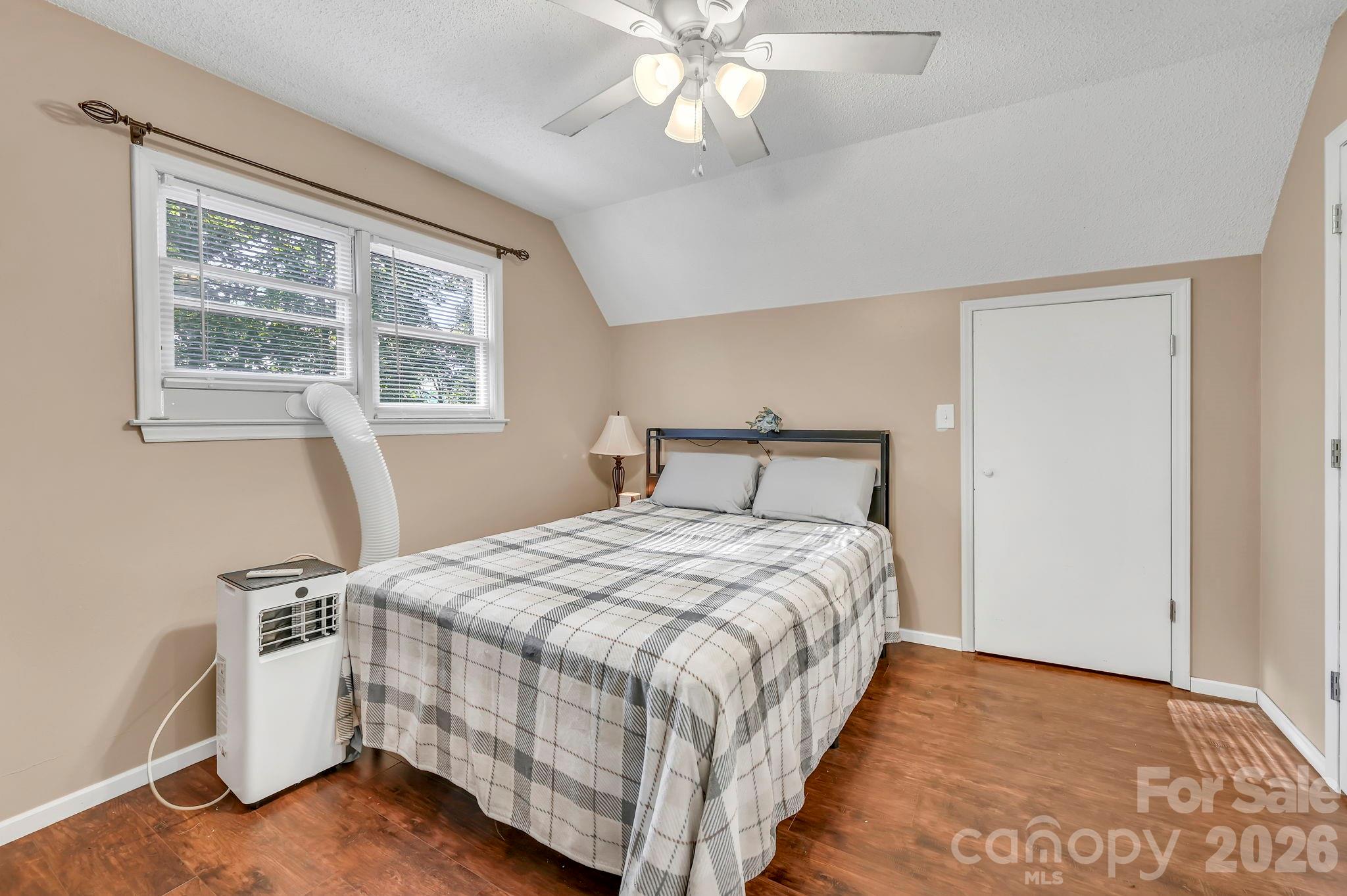 426 Meadowood Lane — Burnsville