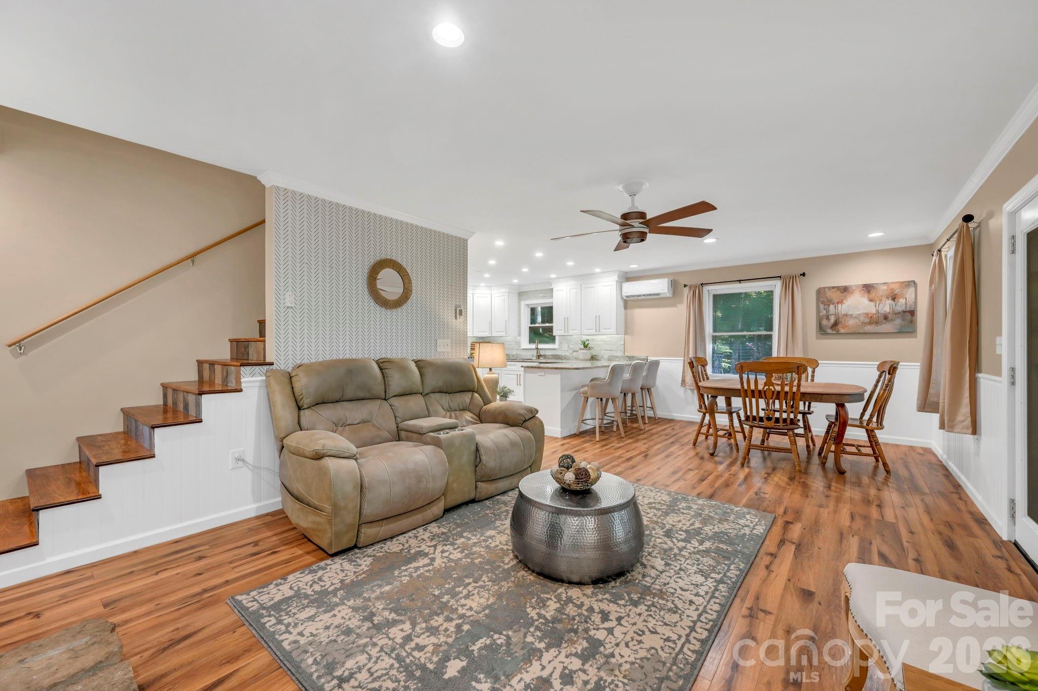 426 Meadowood Lane — Burnsville