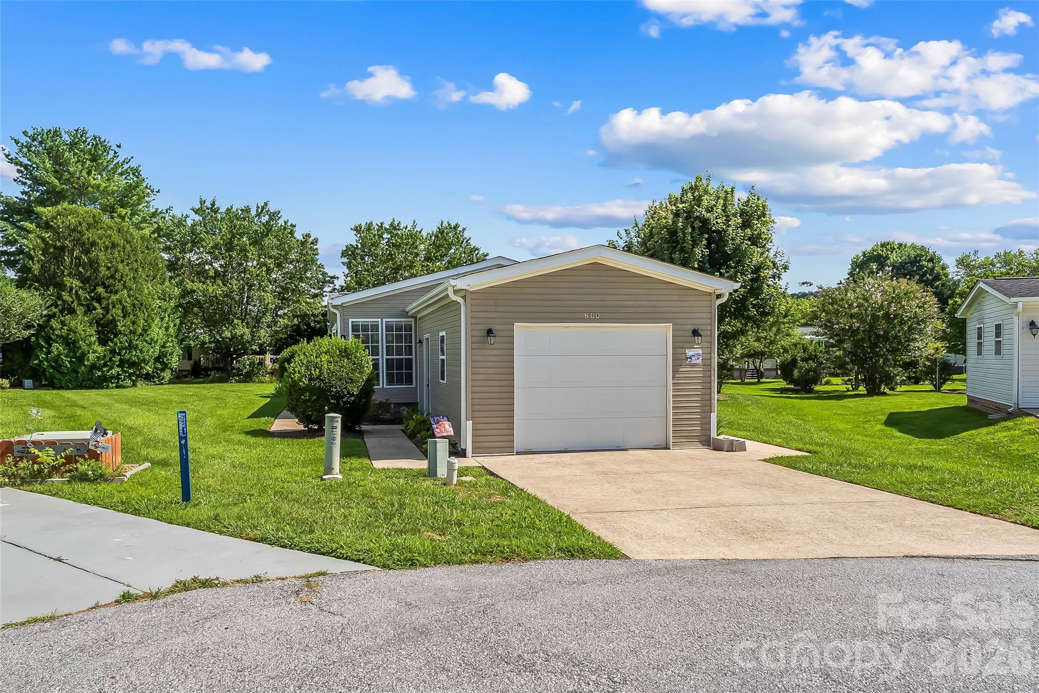 208 Red Birch Court — Hendersonville