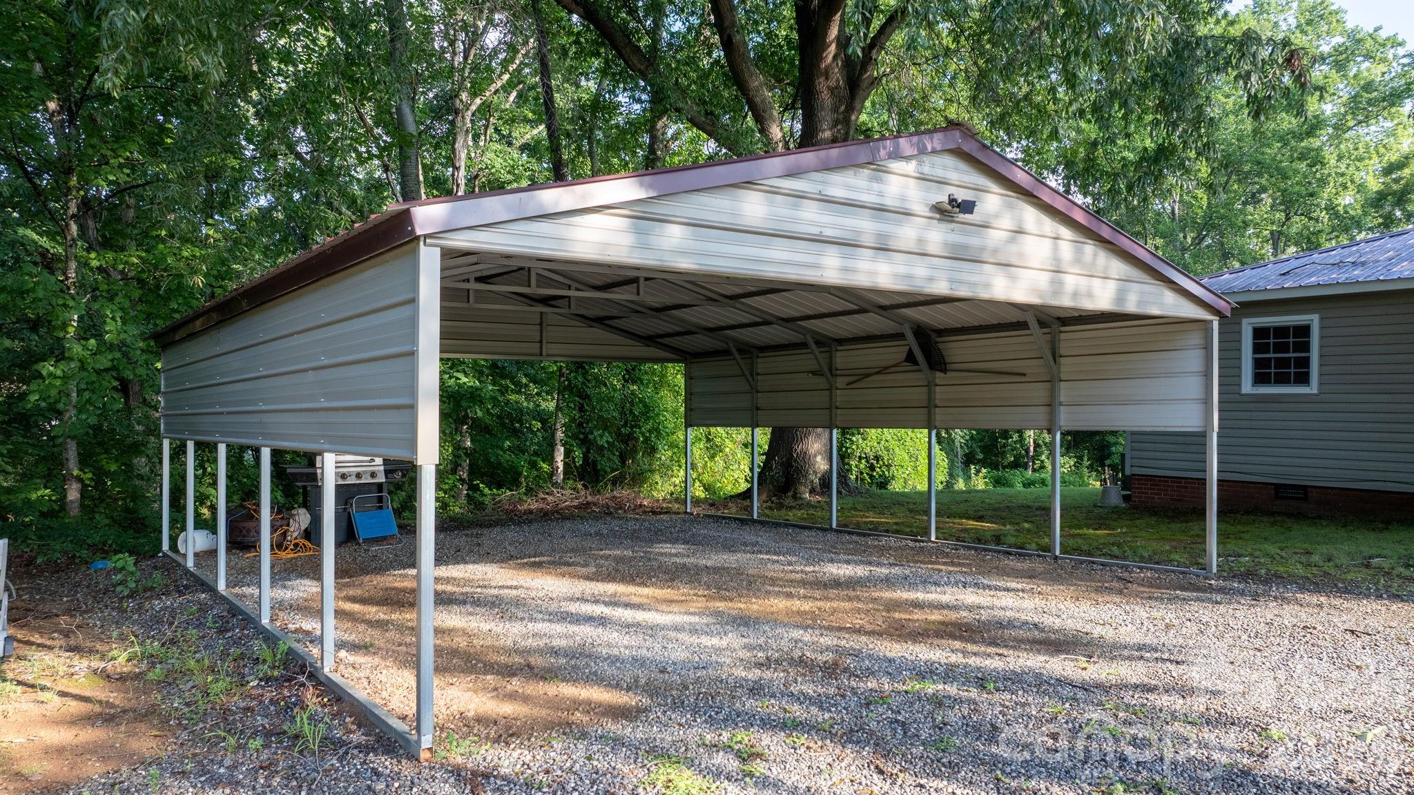 708 E Klutz Street — Maiden