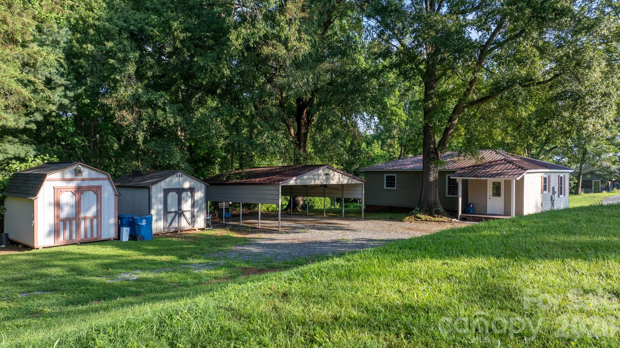 708 E Klutz Street — Maiden