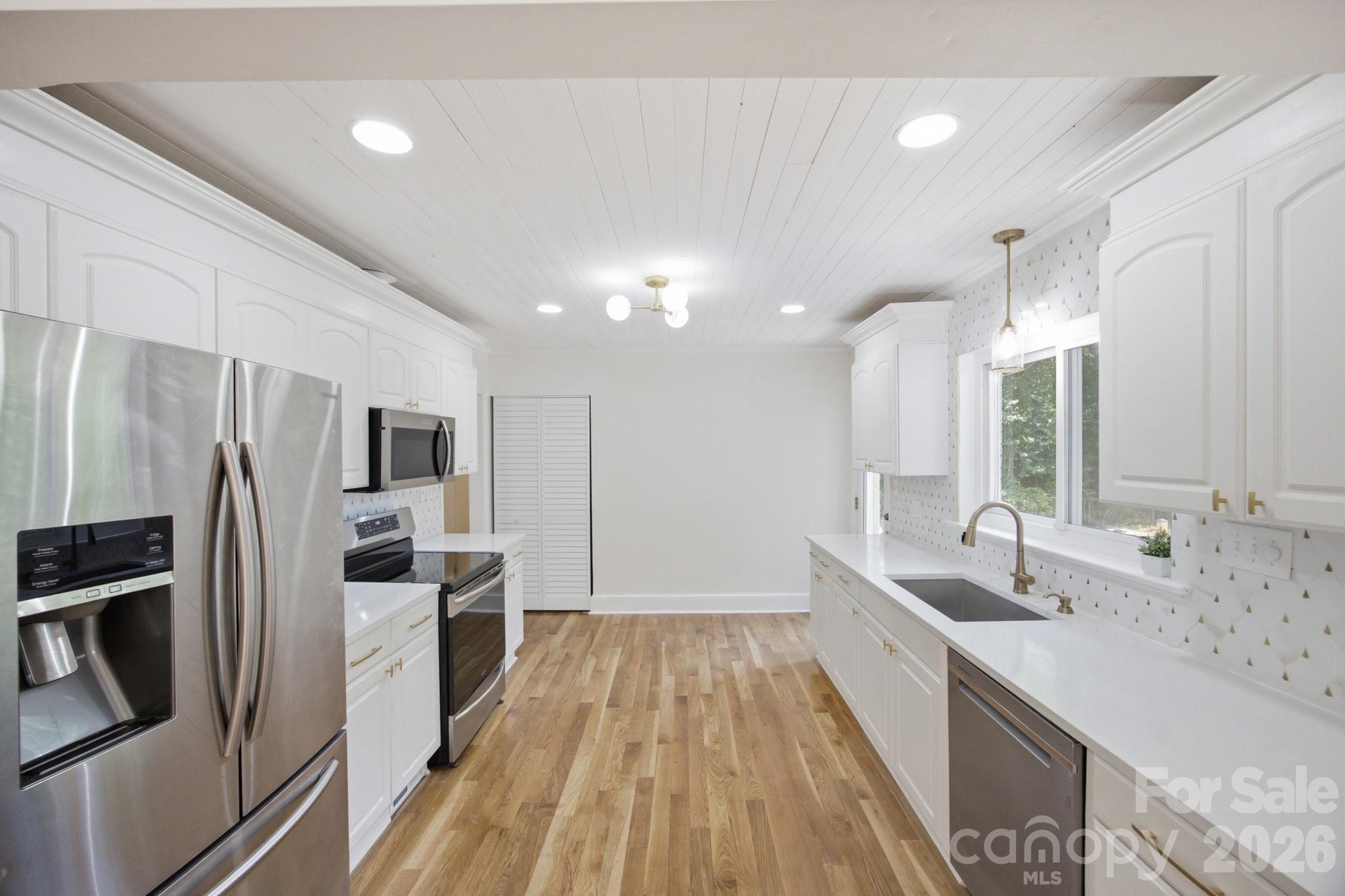 943 Hickory Nut Street — Charlotte