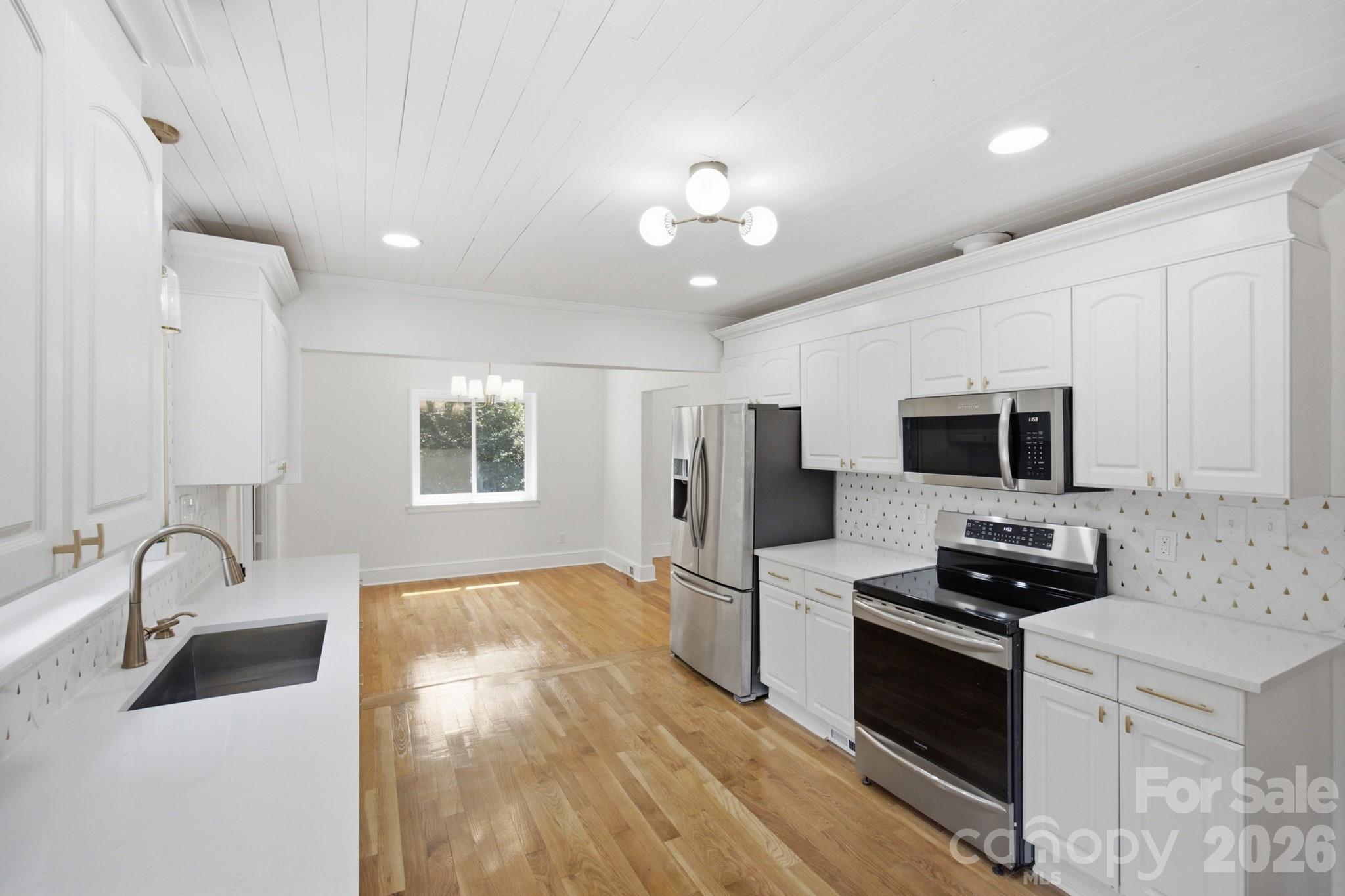 943 Hickory Nut Street — Charlotte