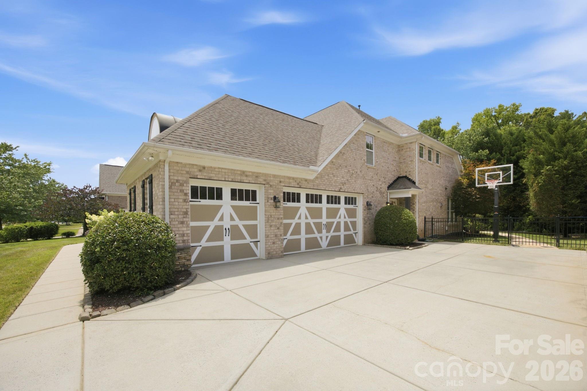 6812 S Creek Road — Charlotte