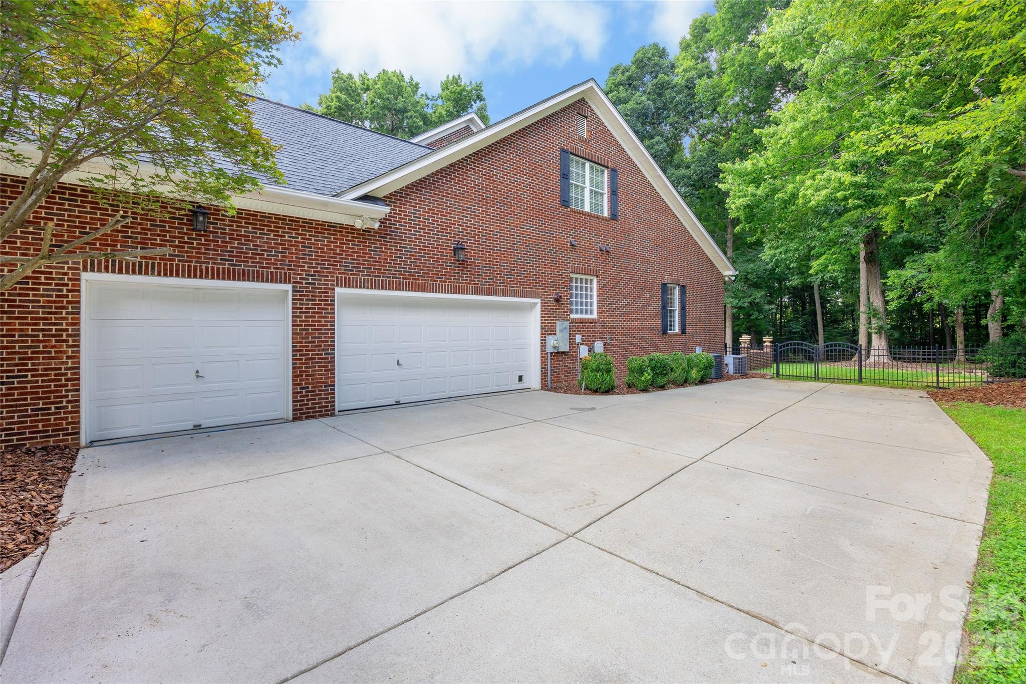 1607 Crestgate Drive — Waxhaw