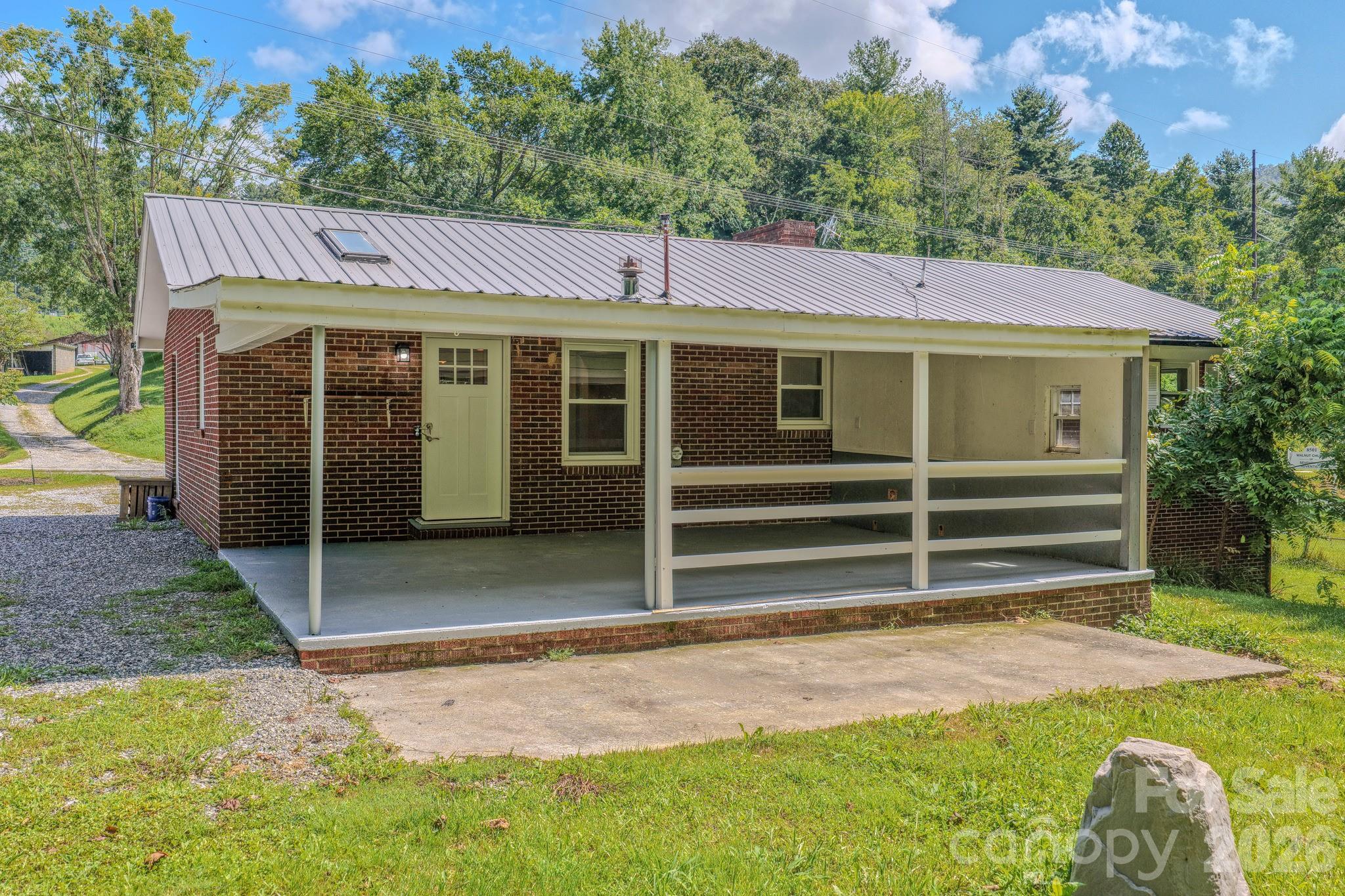 8525 US 25/70 Highway — Marshall