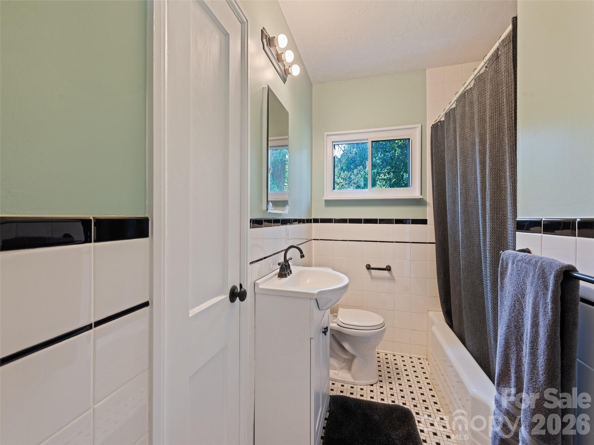 1909 Arlington Place — Hendersonville