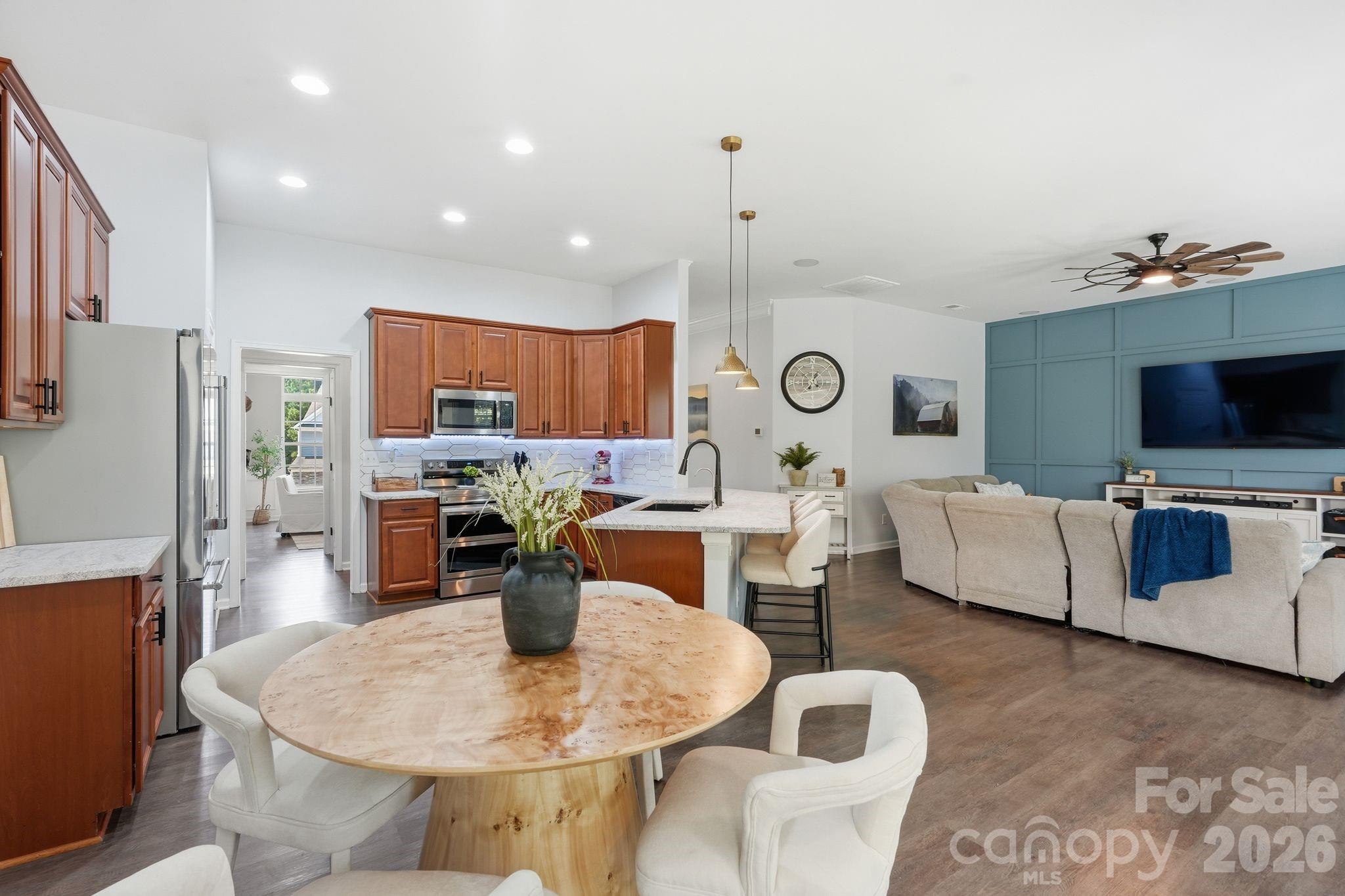 4851 Summerside Drive — Clover