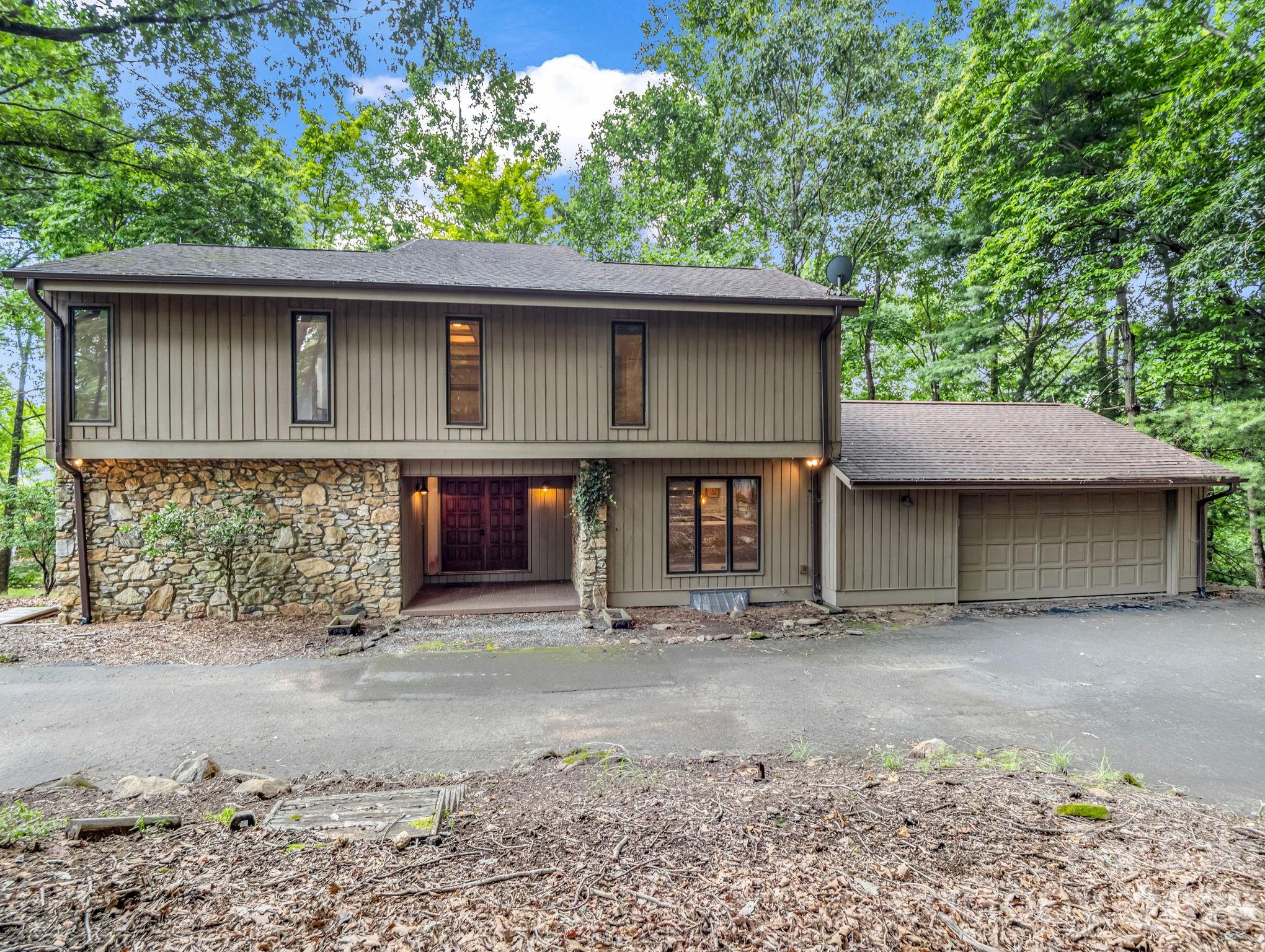 10 Chestnut Ridge Road — Mills River