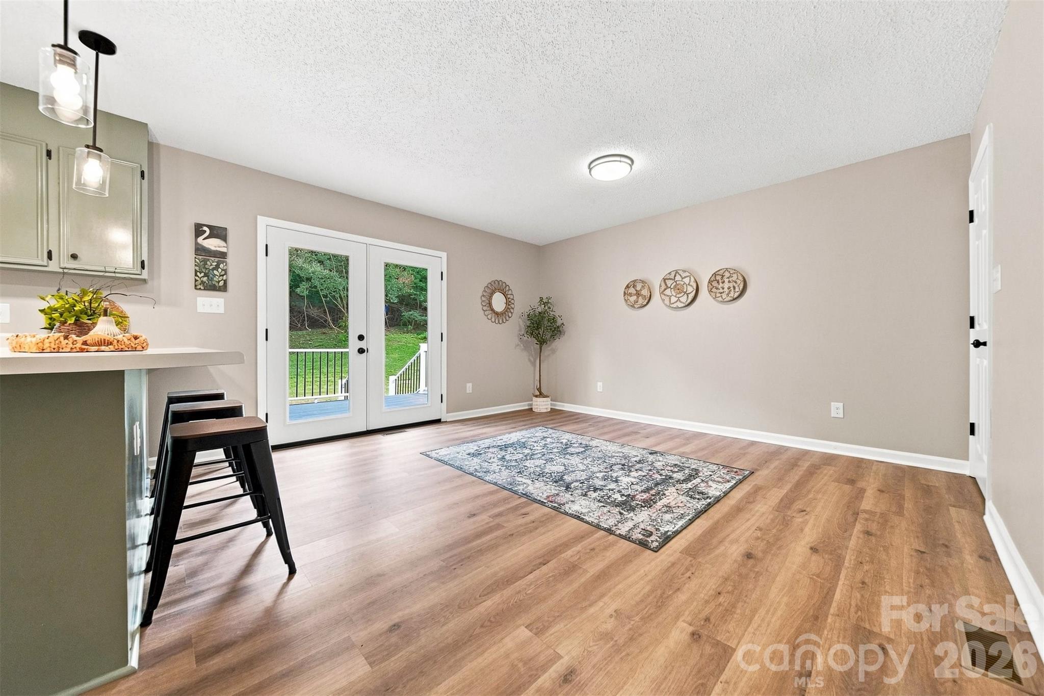 136 Cook Lane — Hickory