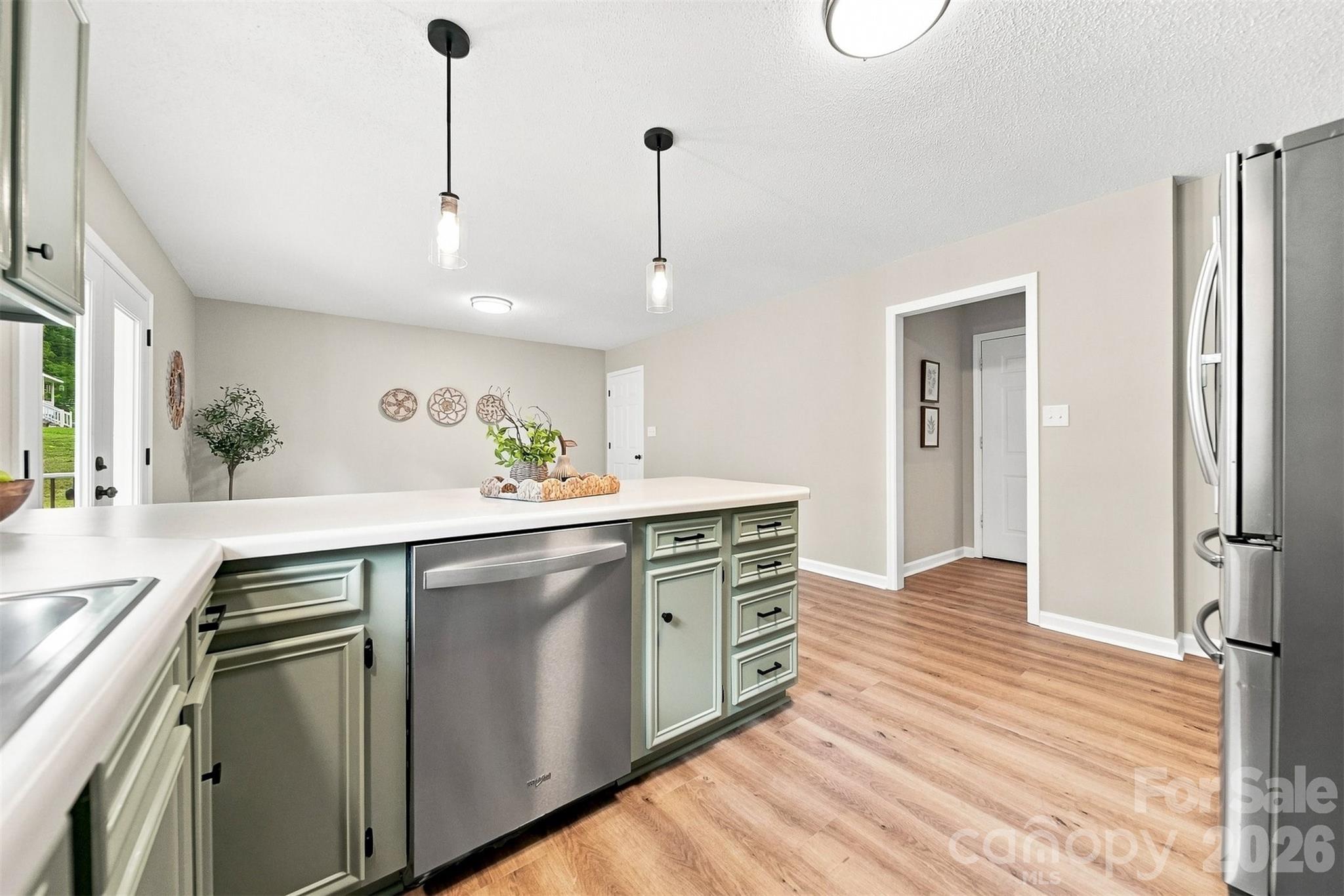 136 Cook Lane — Hickory