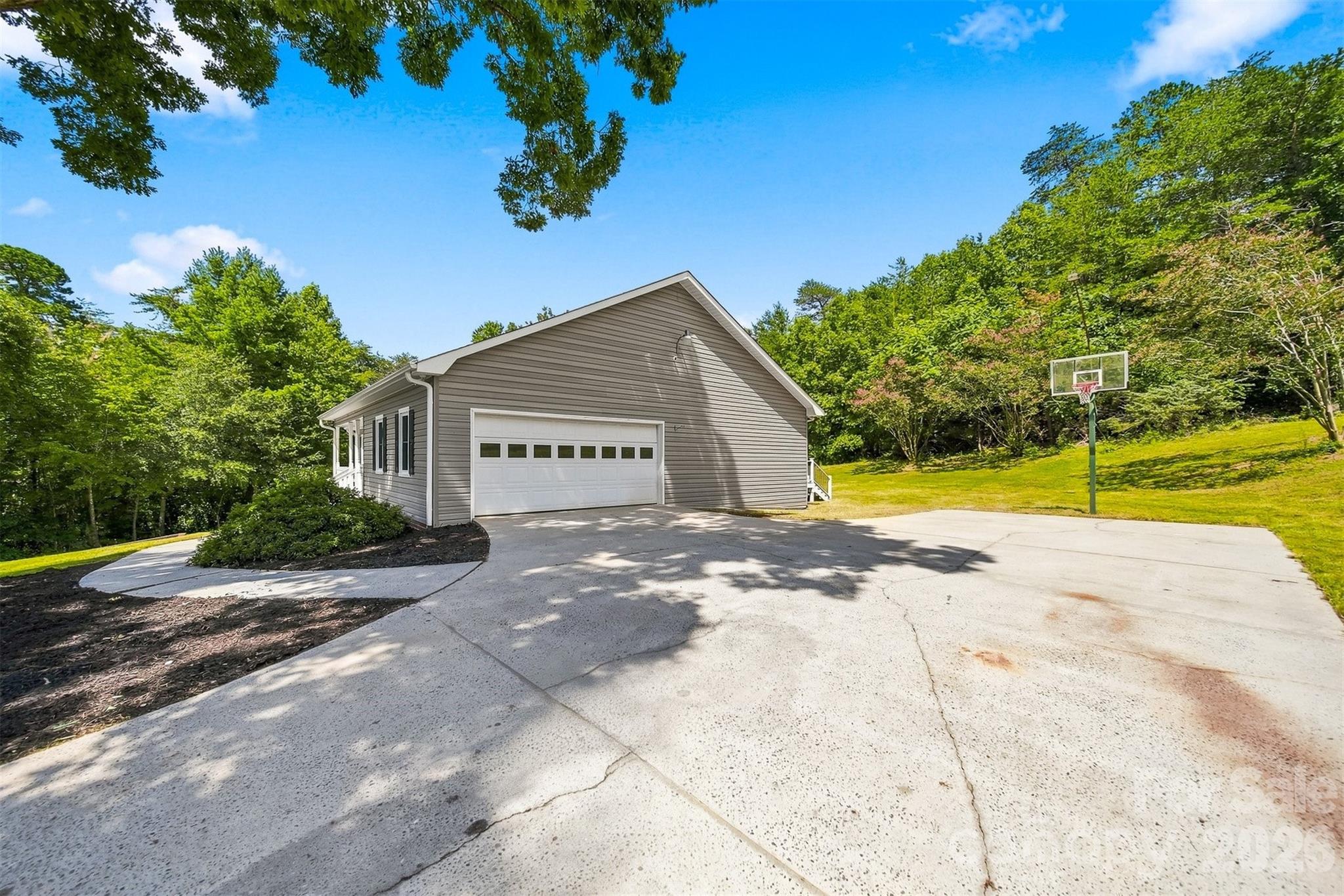 136 Cook Lane — Hickory