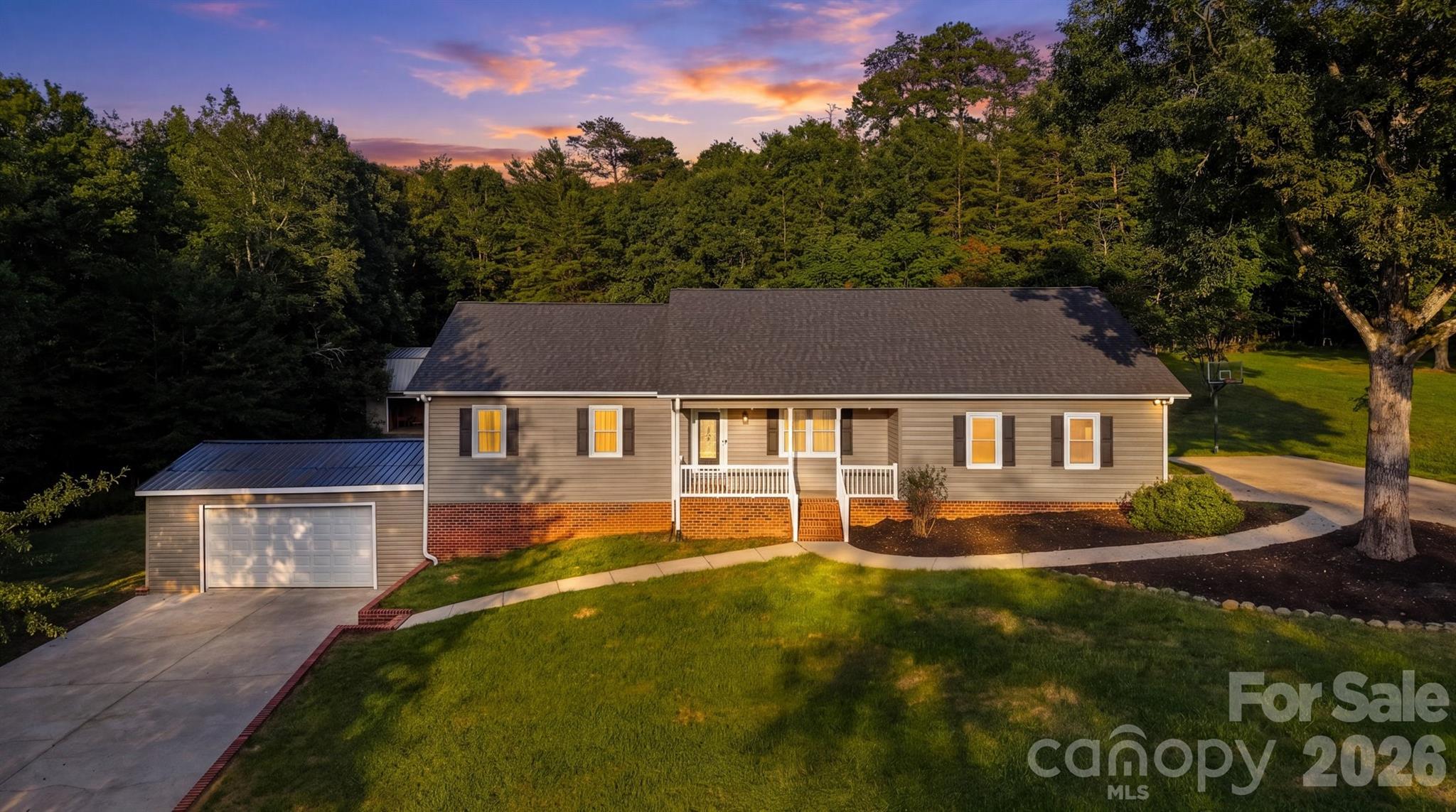 136 Cook Lane — Hickory