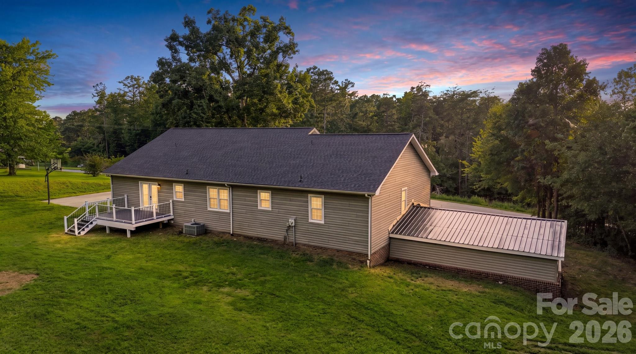 136 Cook Lane — Hickory