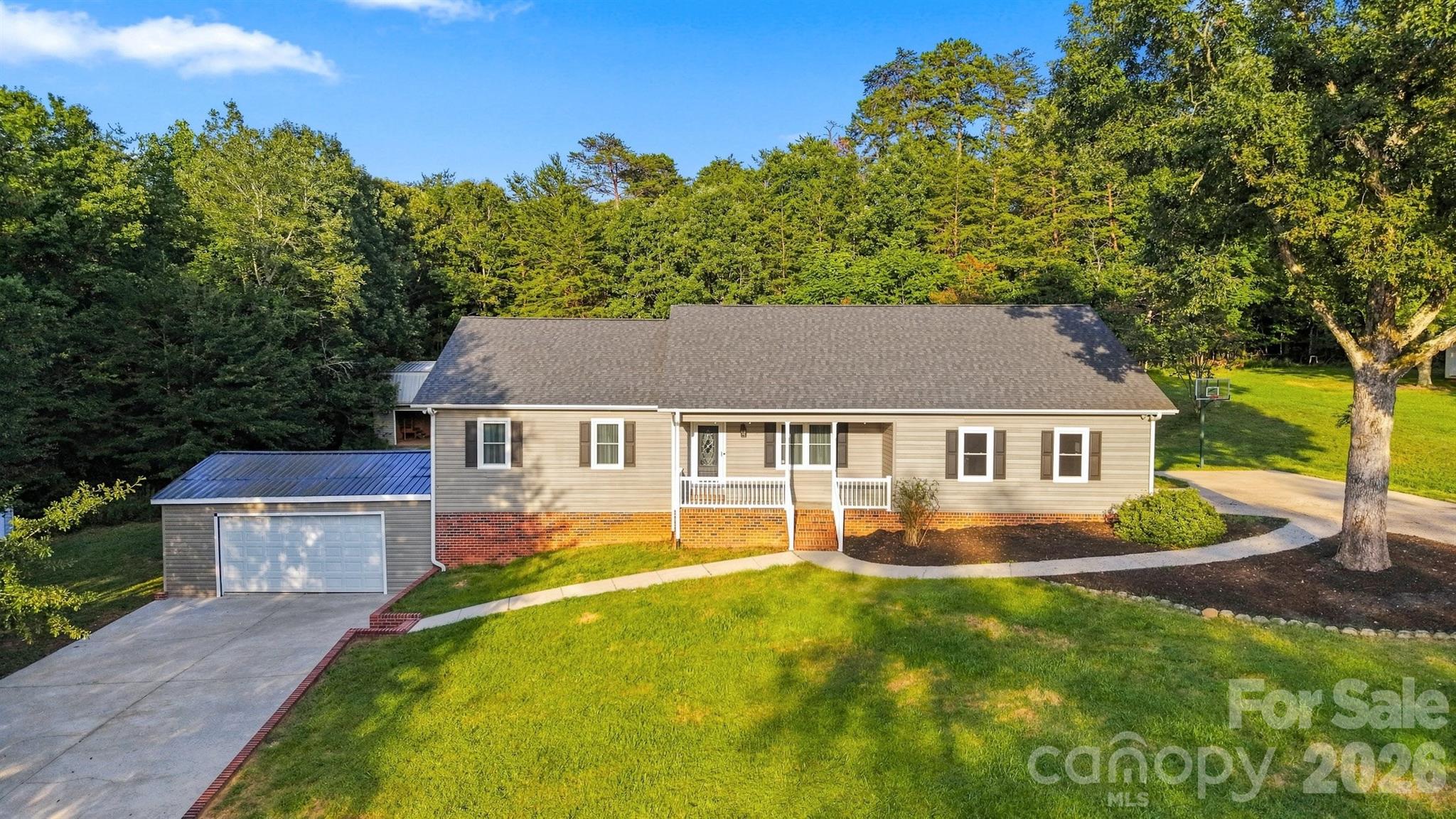 136 Cook Lane — Hickory