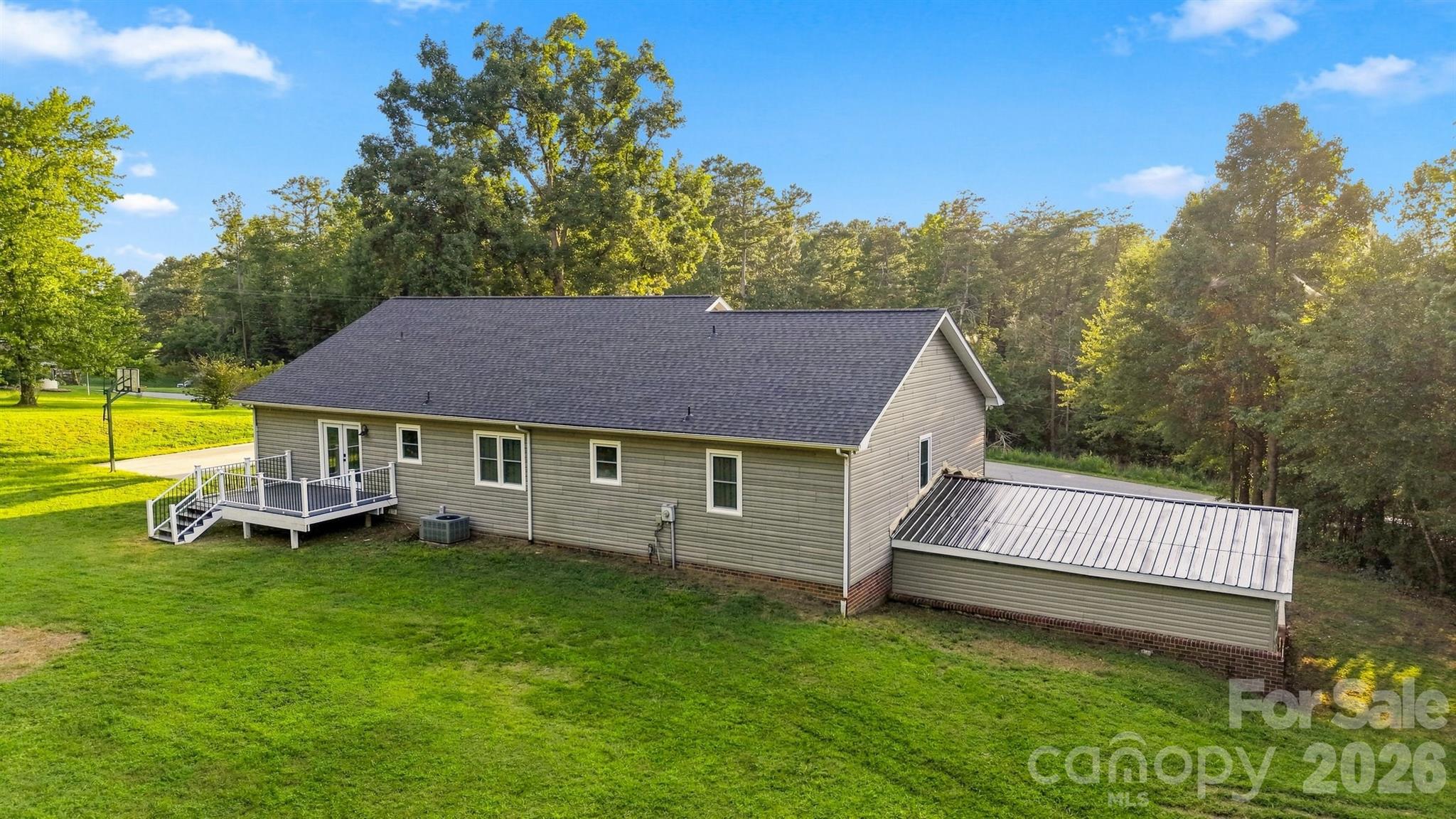 136 Cook Lane — Hickory