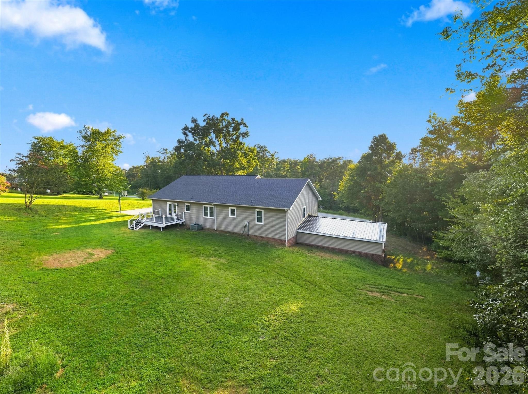 136 Cook Lane — Hickory