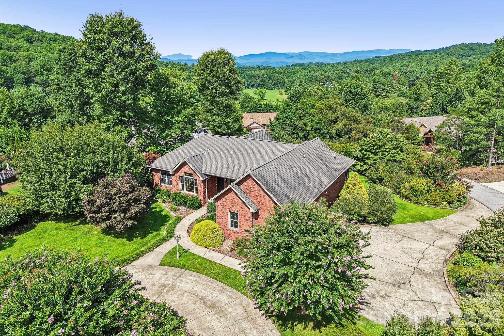 28 Tudor Crescent Court — Hendersonville