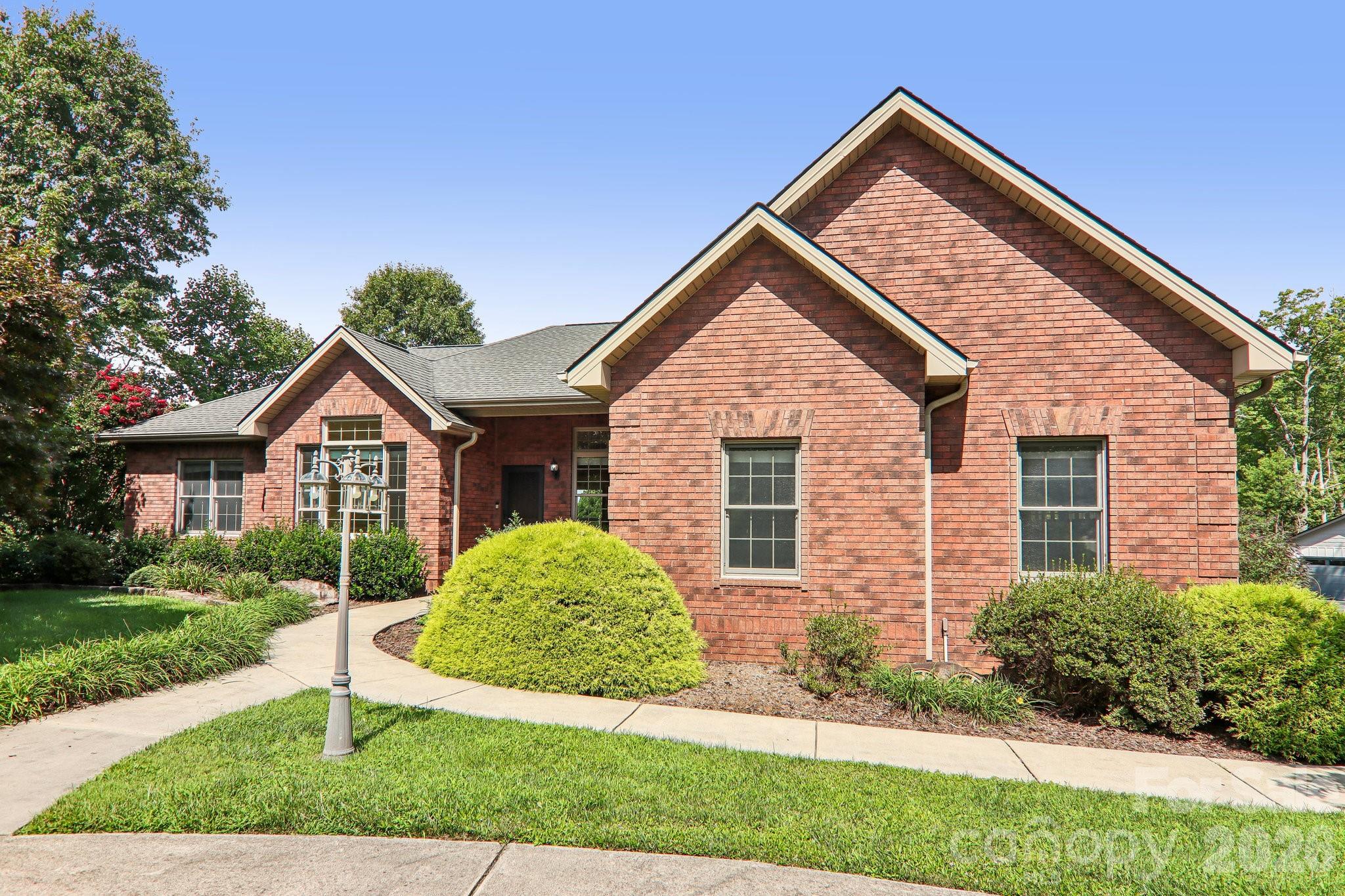 28 Tudor Crescent Court — Hendersonville