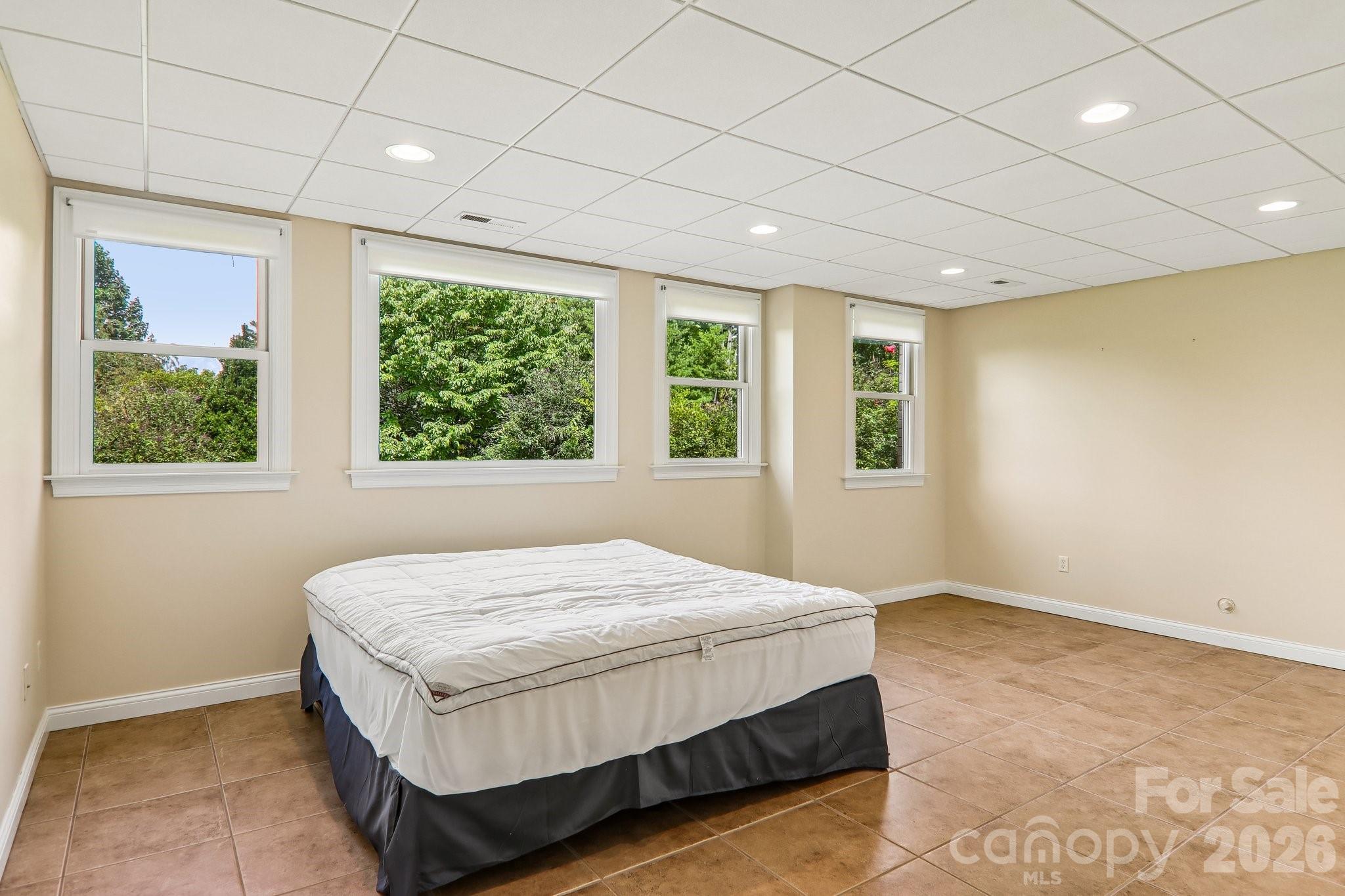 28 Tudor Crescent Court — Hendersonville