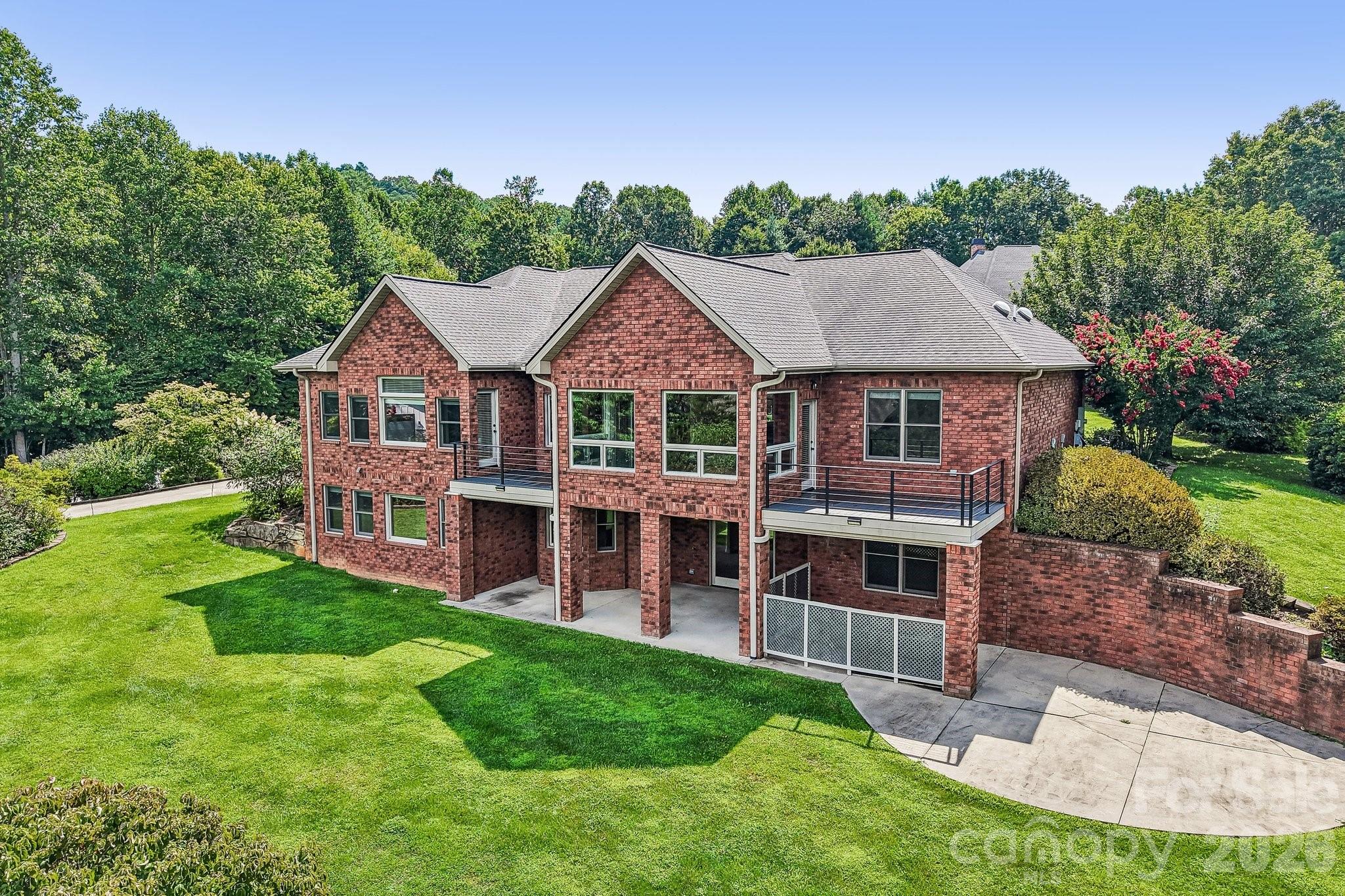 28 Tudor Crescent Court — Hendersonville