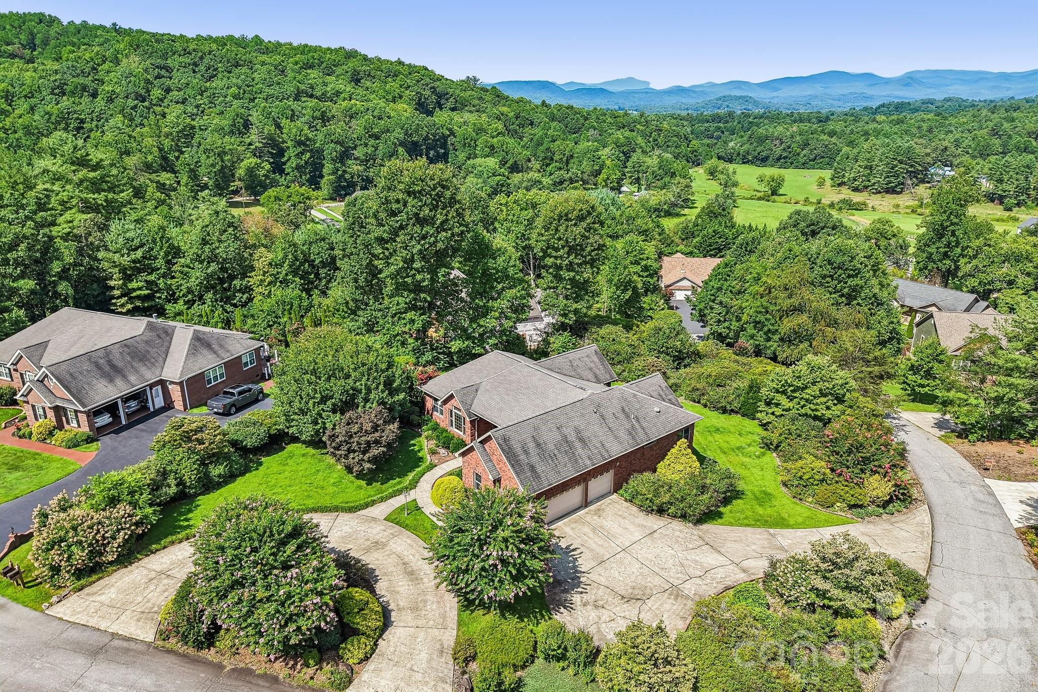 28 Tudor Crescent Court — Hendersonville