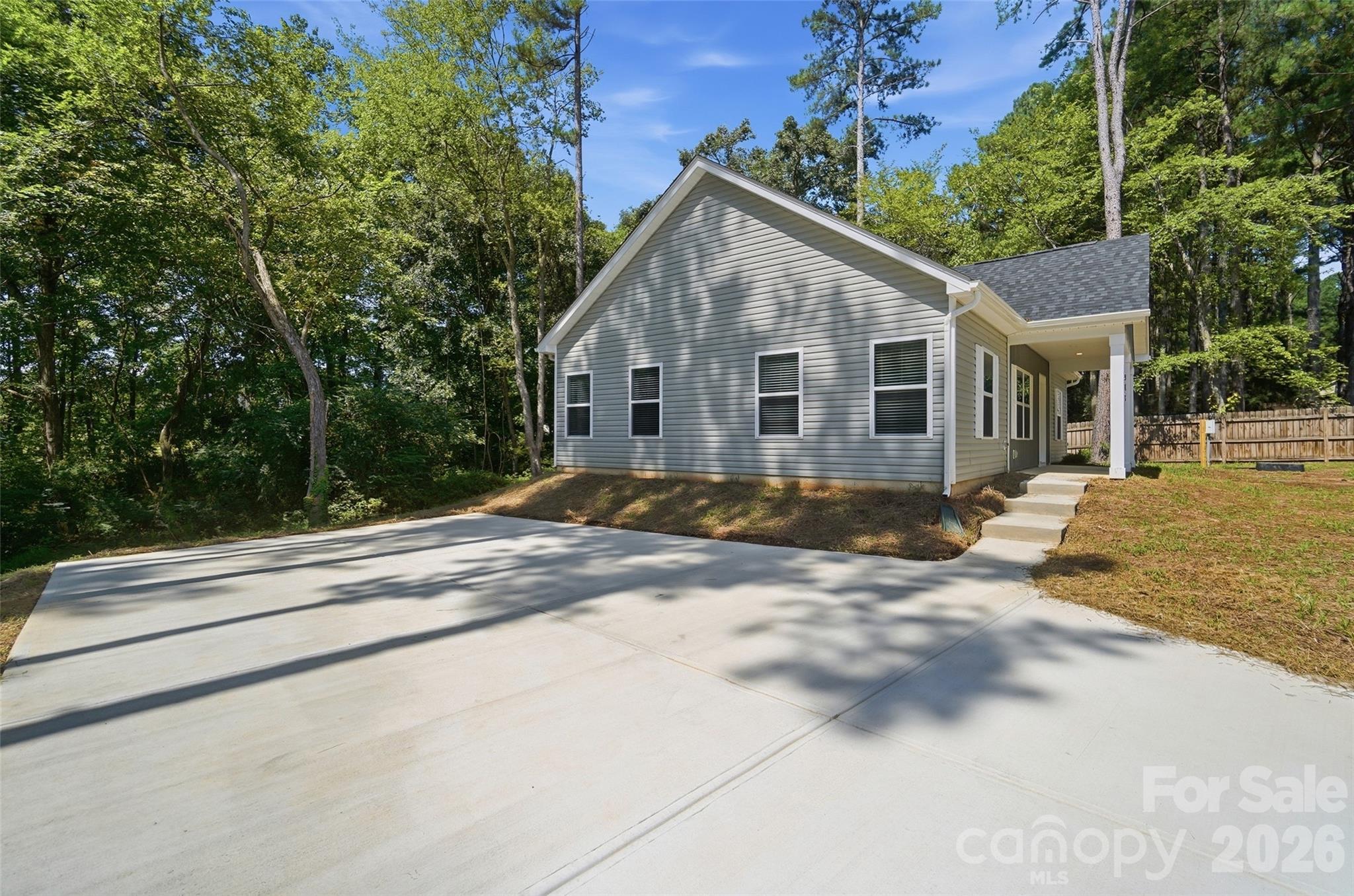 318 Honeywood Lane — Monroe