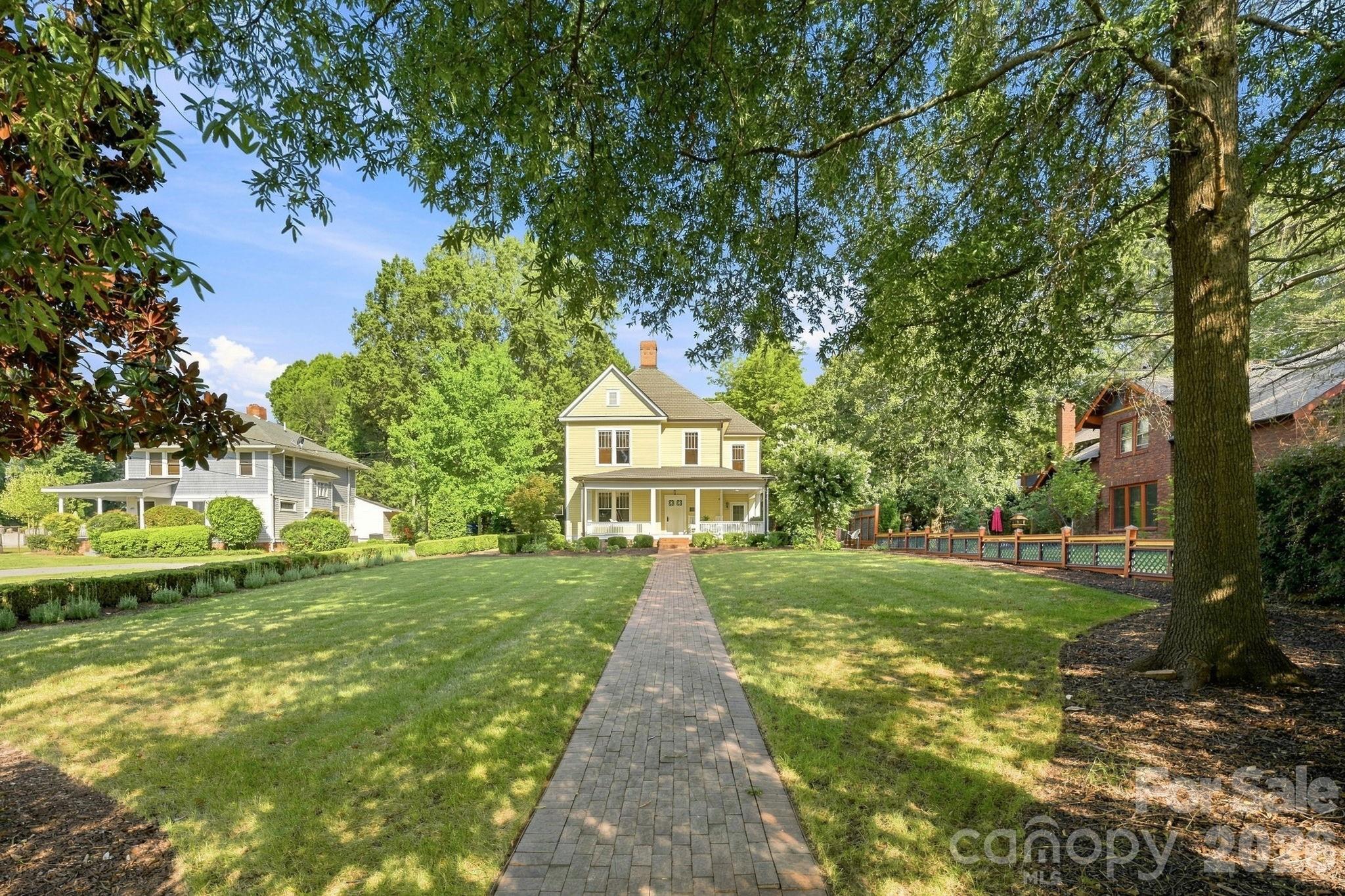 559 N Main Street — Davidson