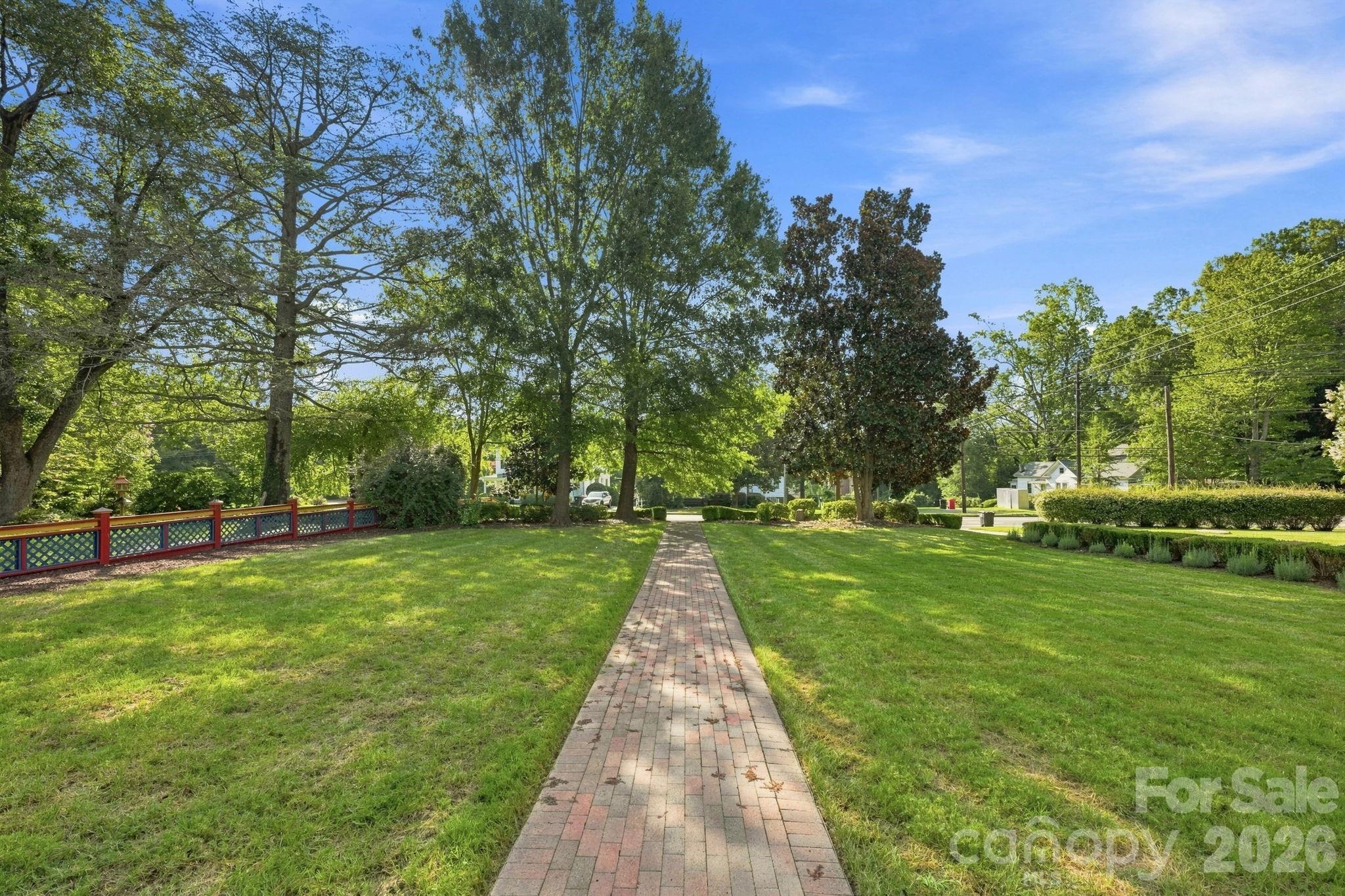 559 N Main Street — Davidson