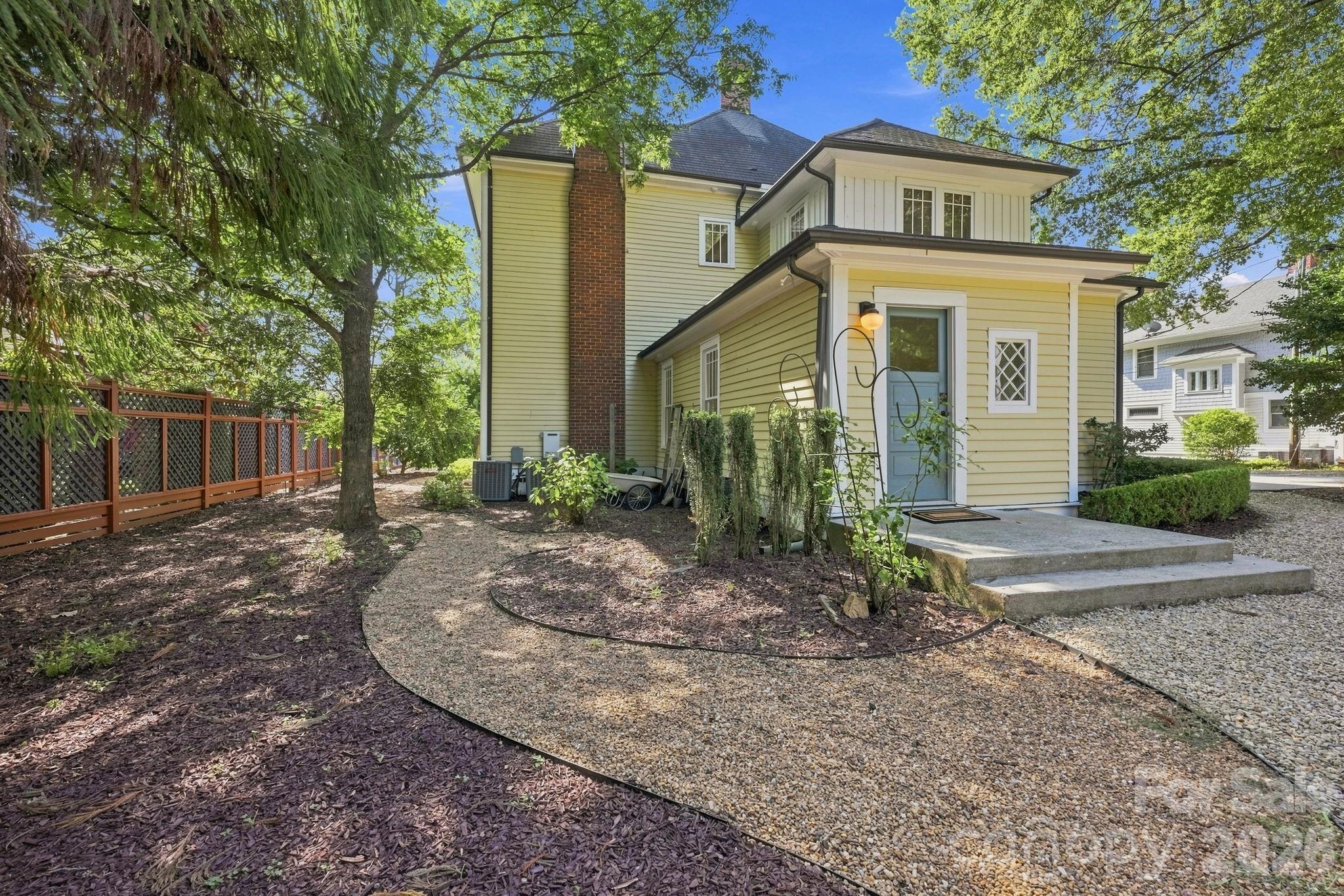559 N Main Street — Davidson