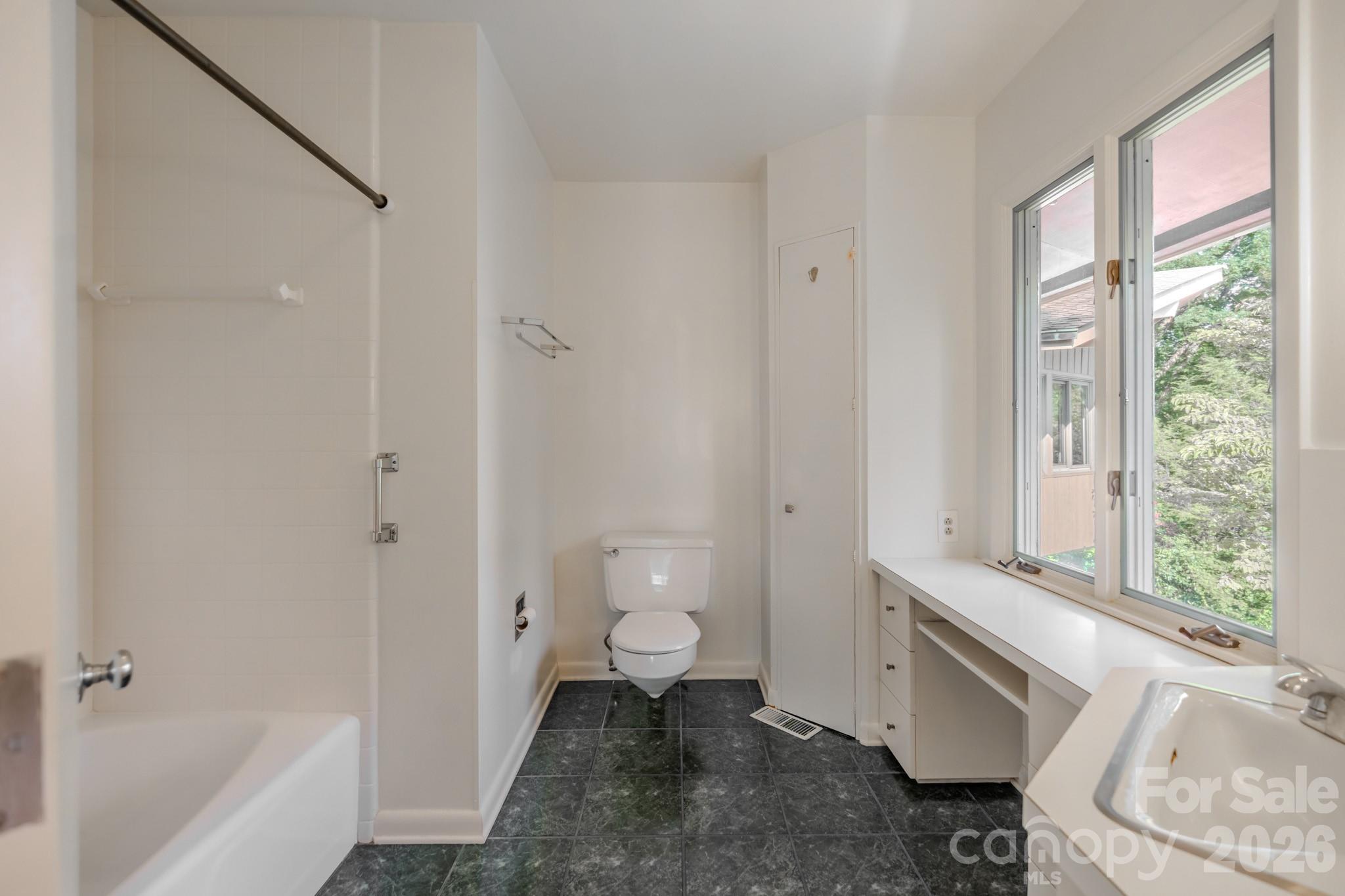 1225 Hogback Mountain Road — Tryon