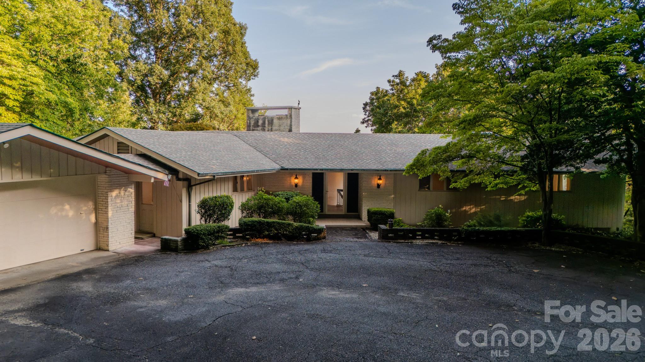 1225 Hogback Mountain Road — Tryon