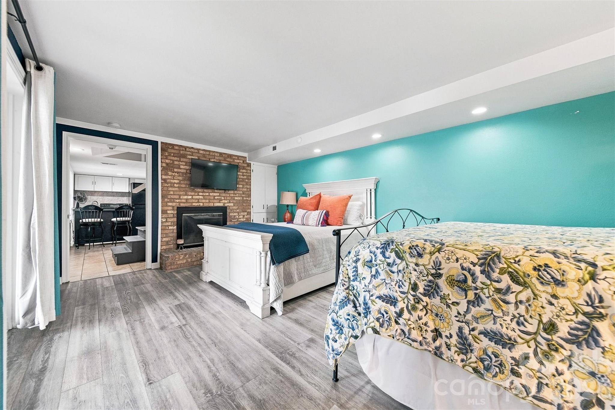 220 Lakeshore Lane — Taylorsville