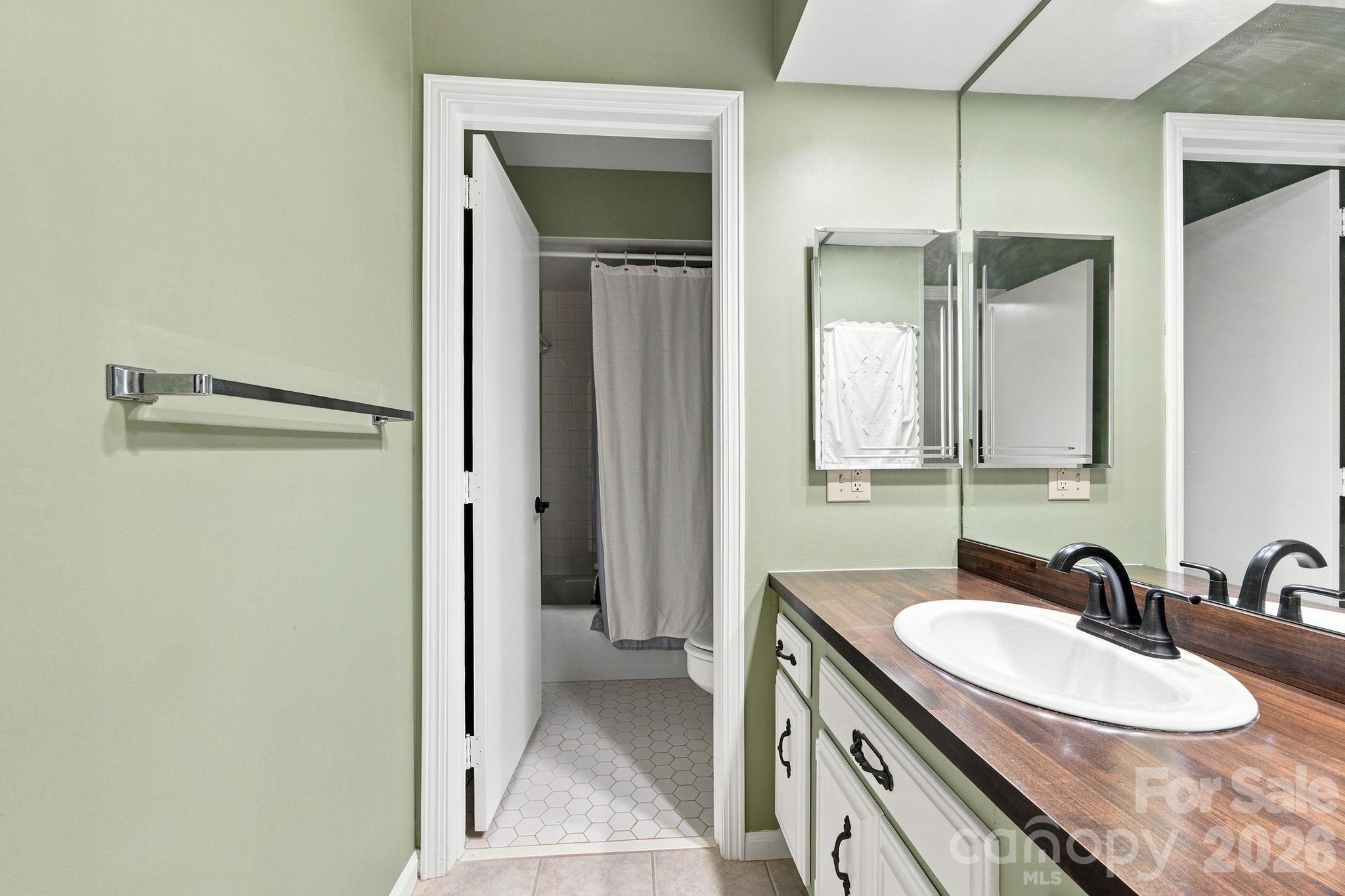 98 Laurelwood Circle W #6 — Hendersonville