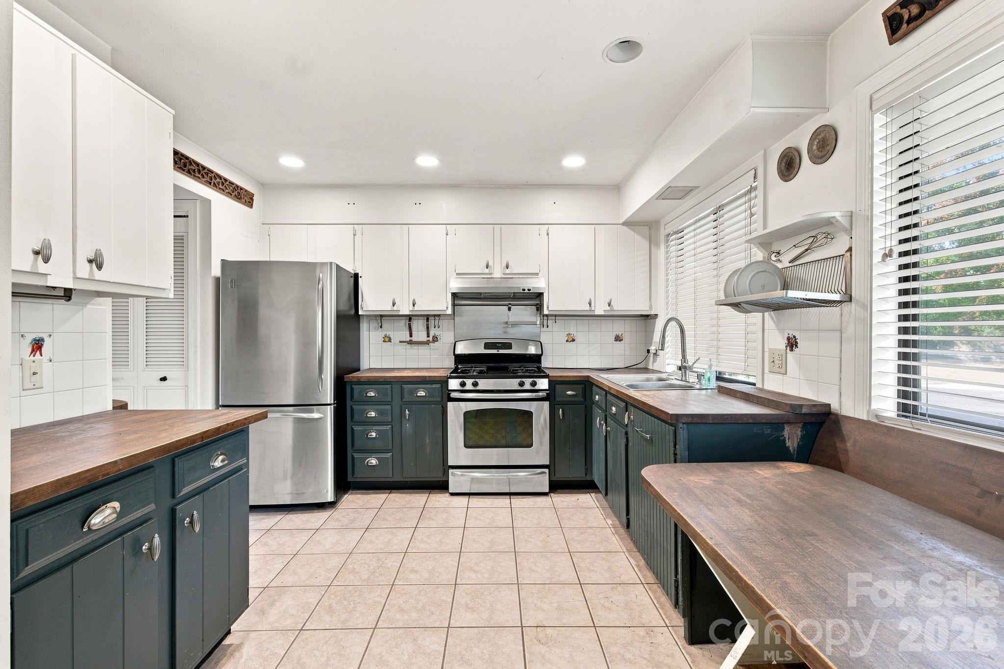 98 Laurelwood Circle W #6 — Hendersonville