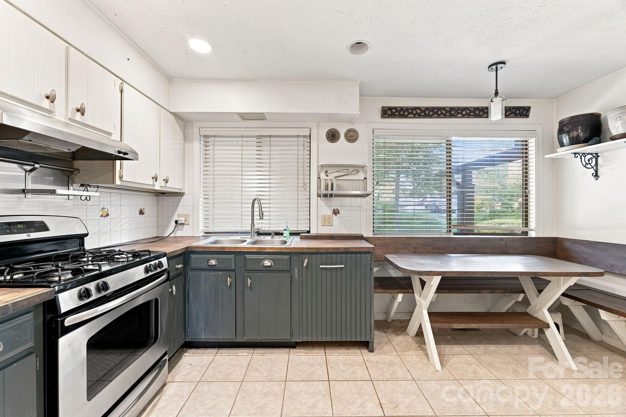 98 Laurelwood Circle W #6 — Hendersonville